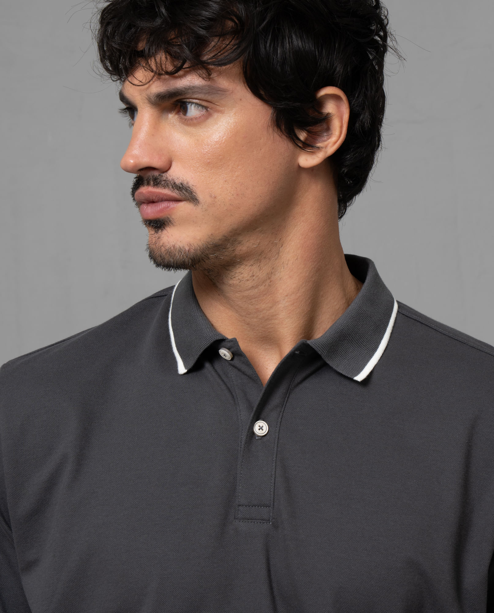 Polo básica con tipping en cuello y puños para hombre