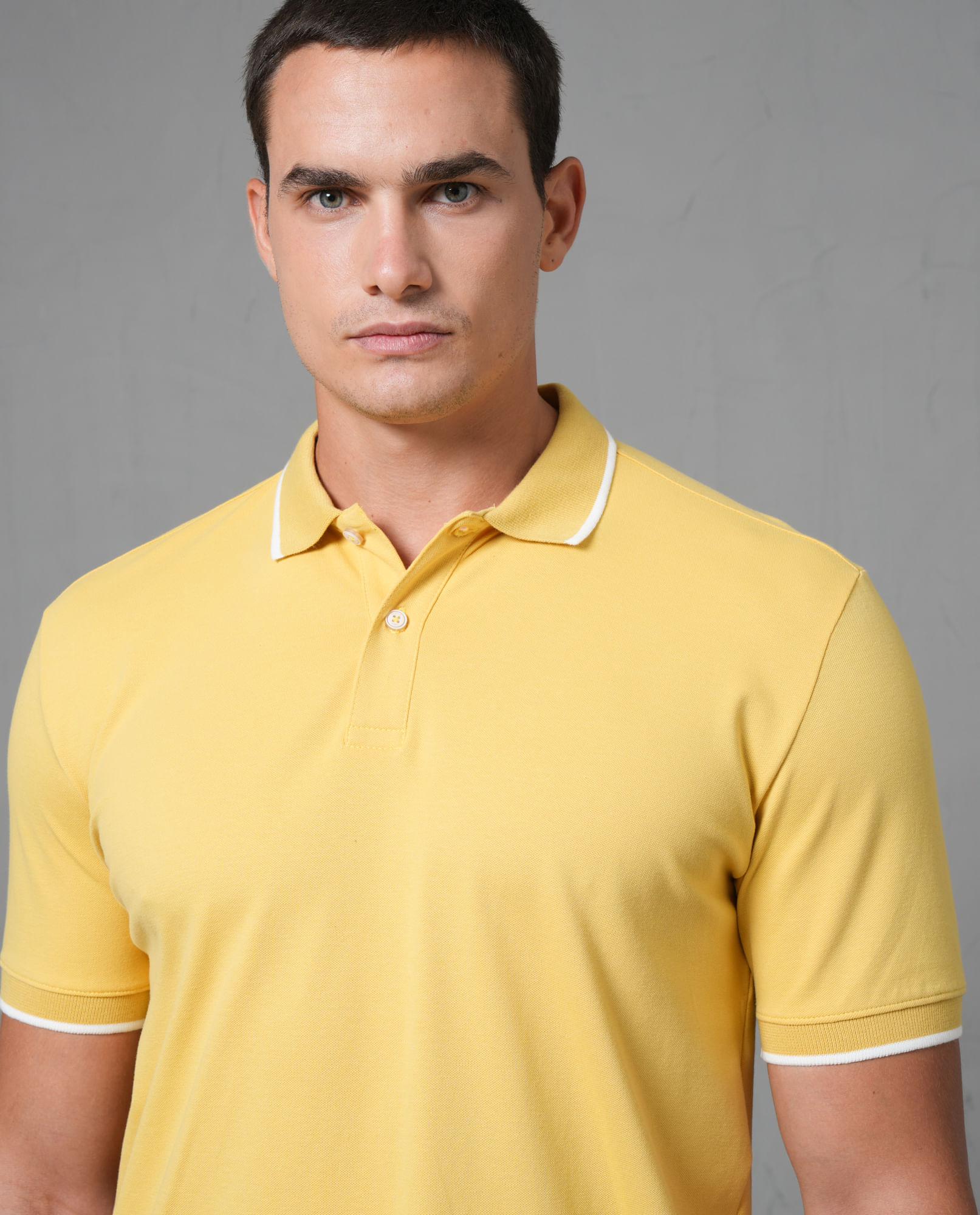 Polo básica con tipping en cuello y puños para hombre