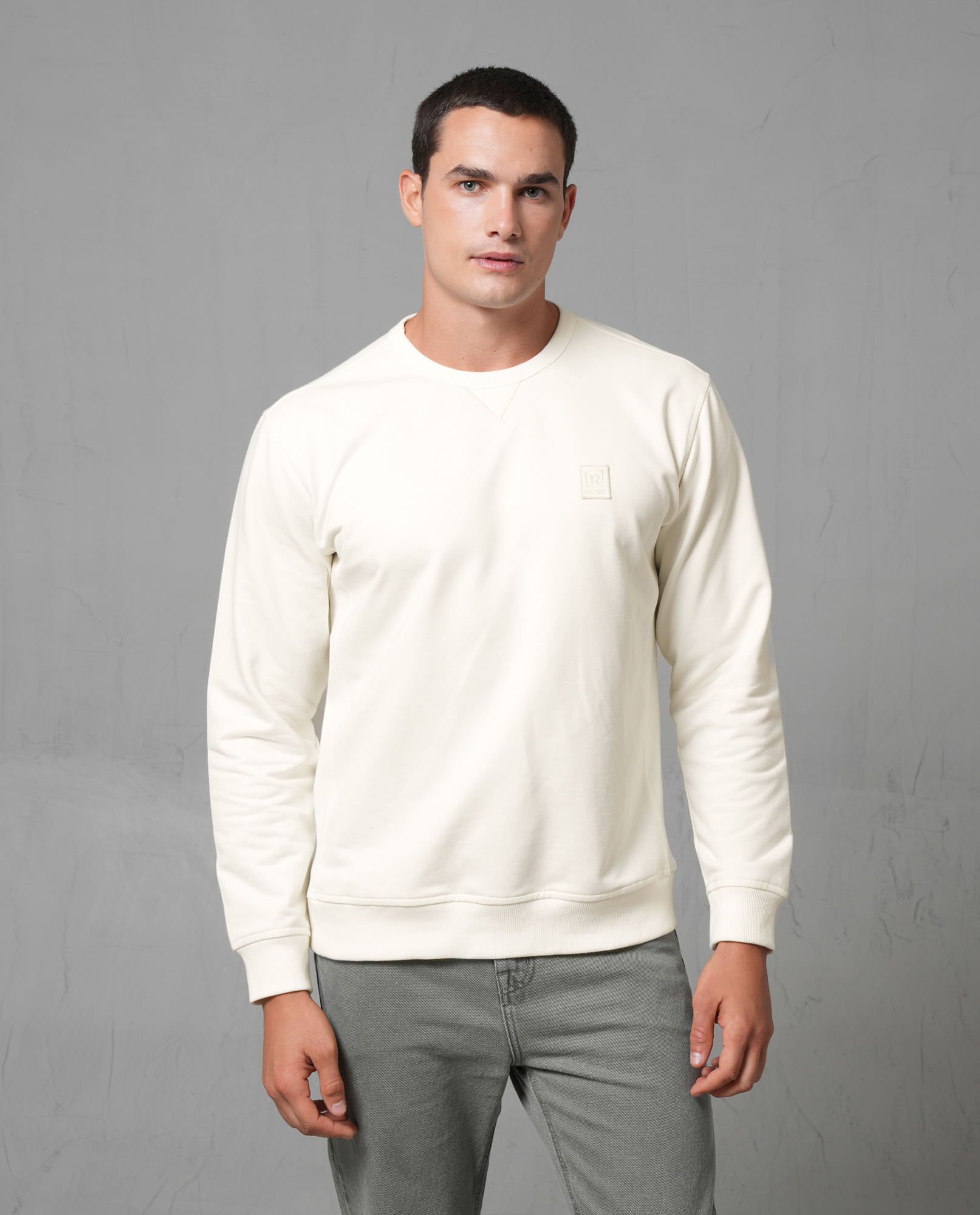 Buzo con bordado tono a tono para hombre