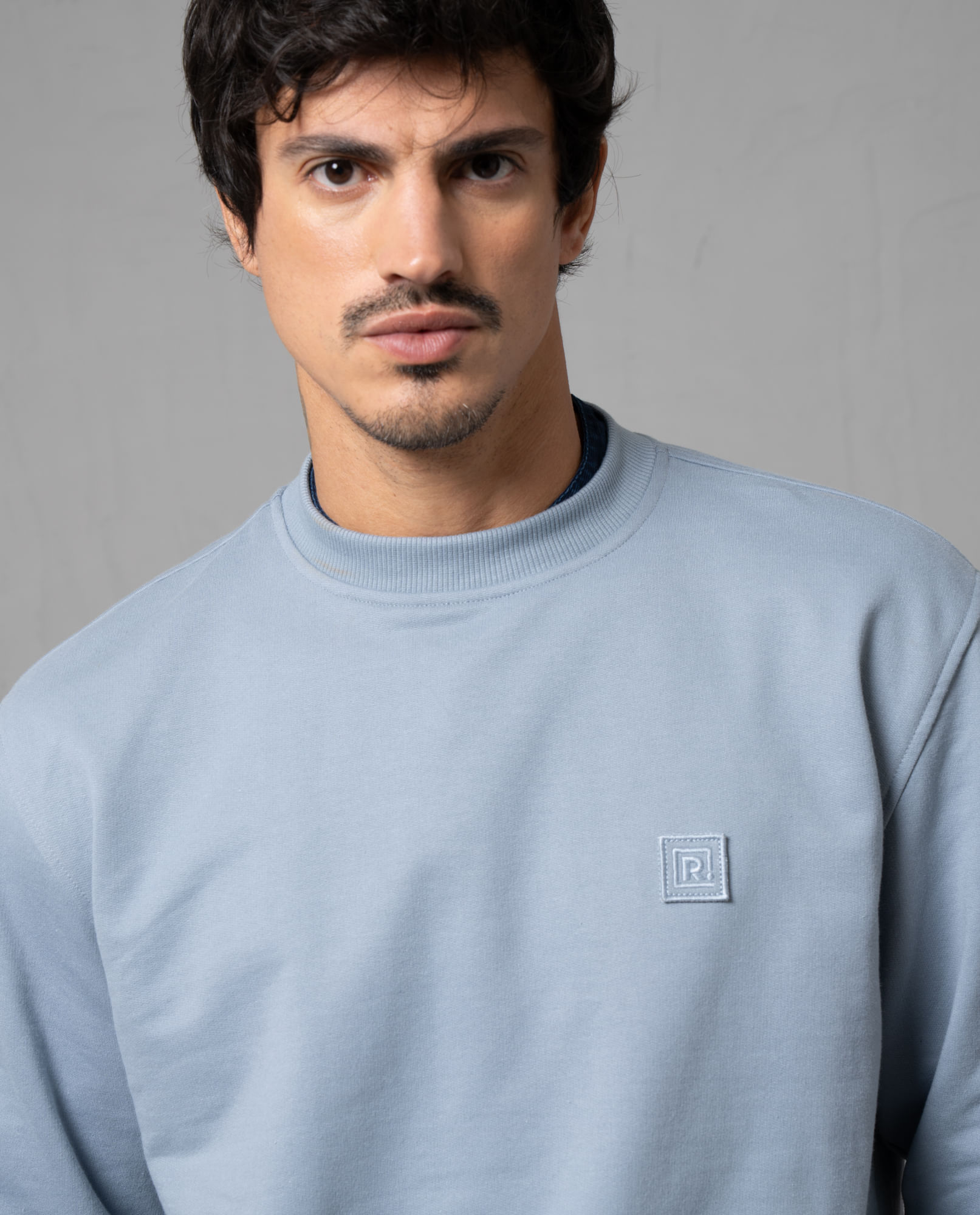 Buzo cerrado cuello redondo para hombre