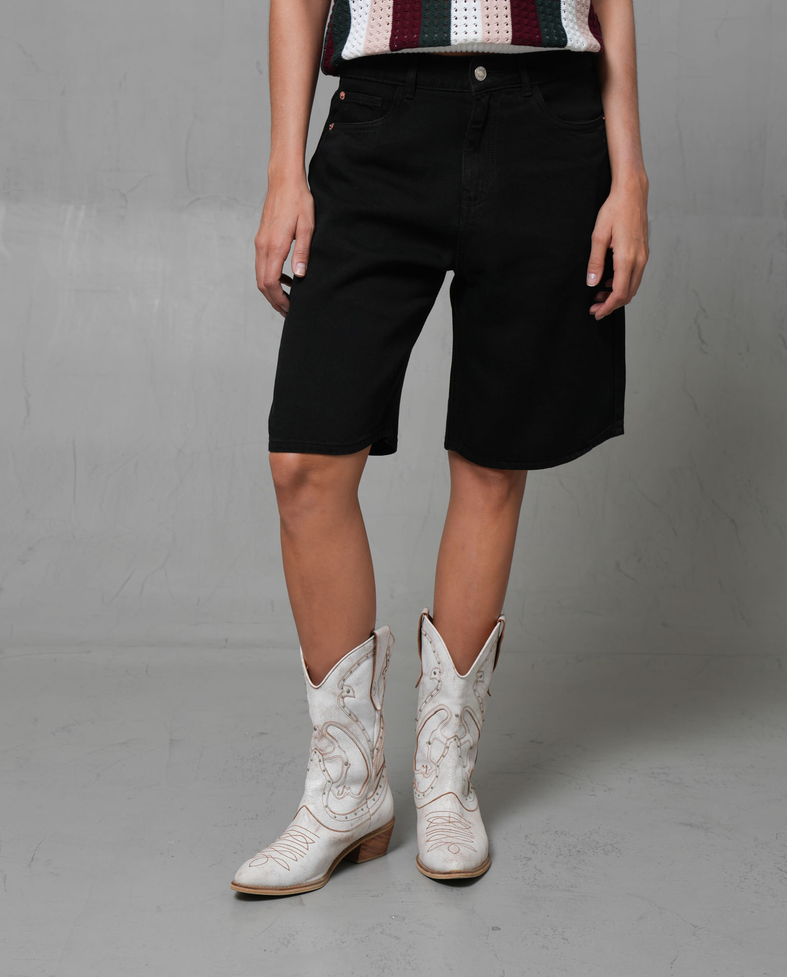 Bermuda en black denim para mujer