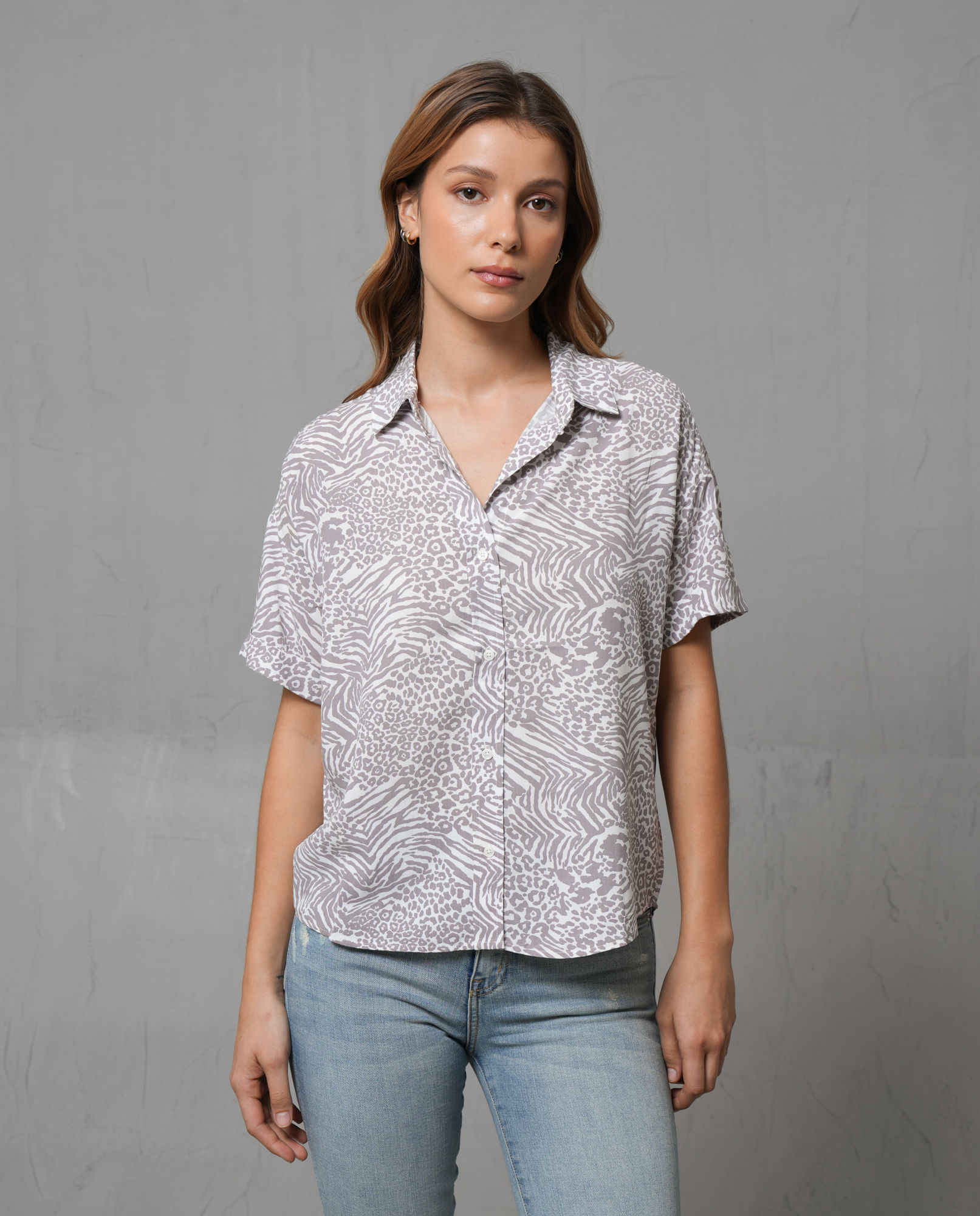 Camisa con diseño animal print para mujer