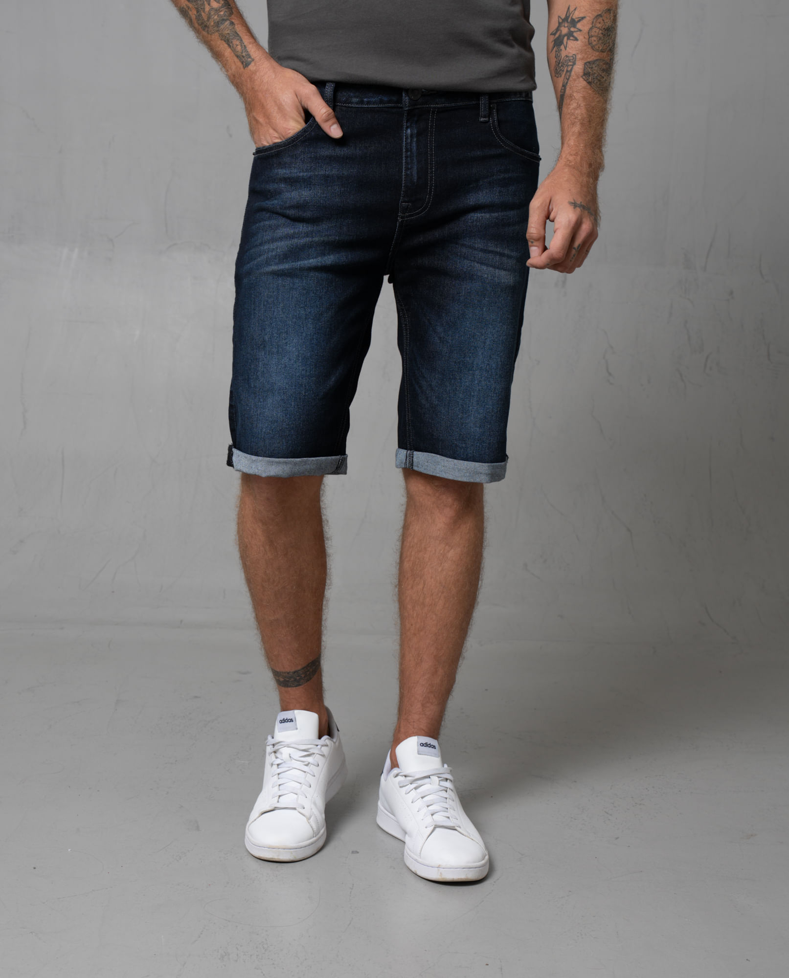 Bermuda en denim tono oscuro para hombre