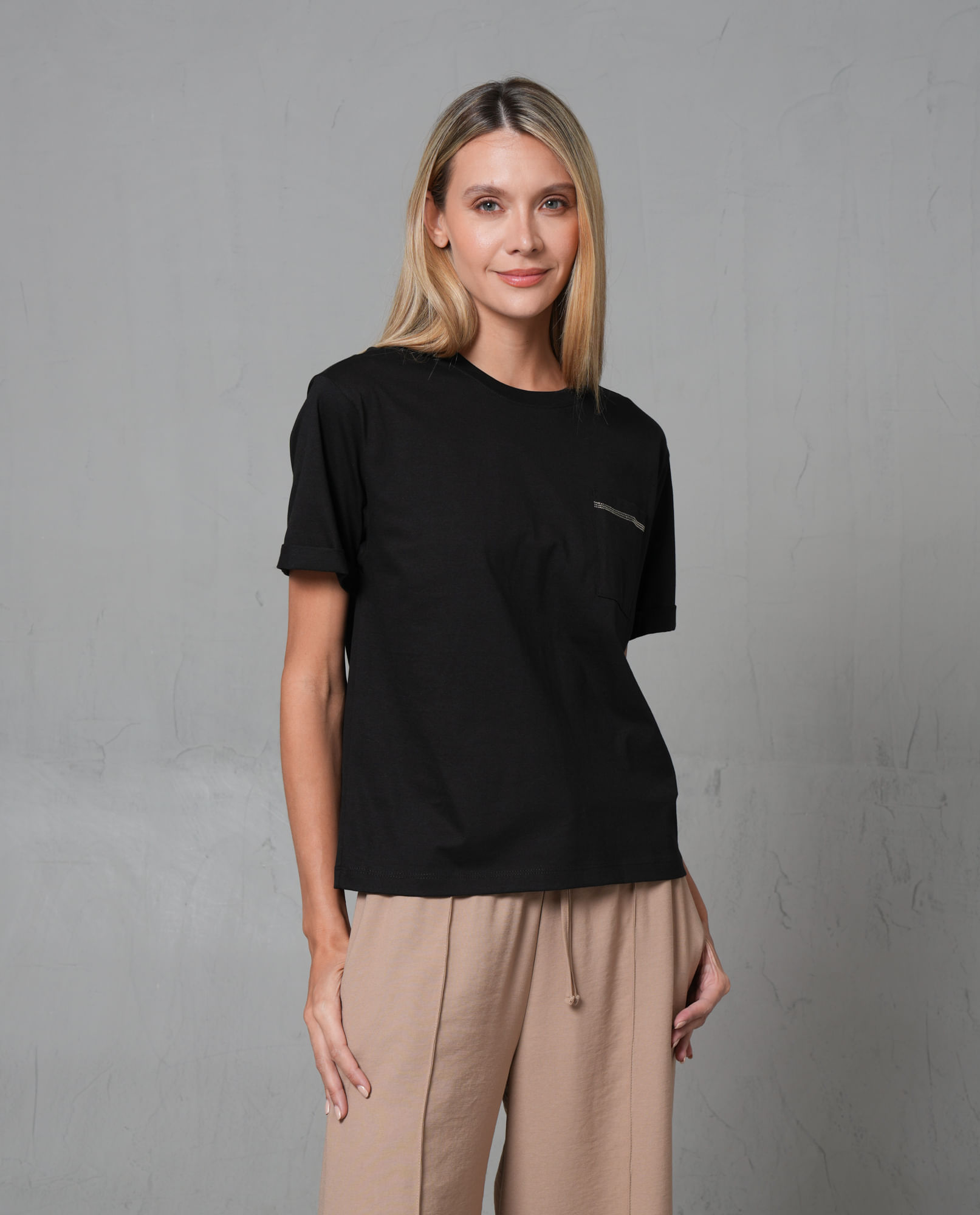 Camiseta con bolsillo y aplique delantero para mujer