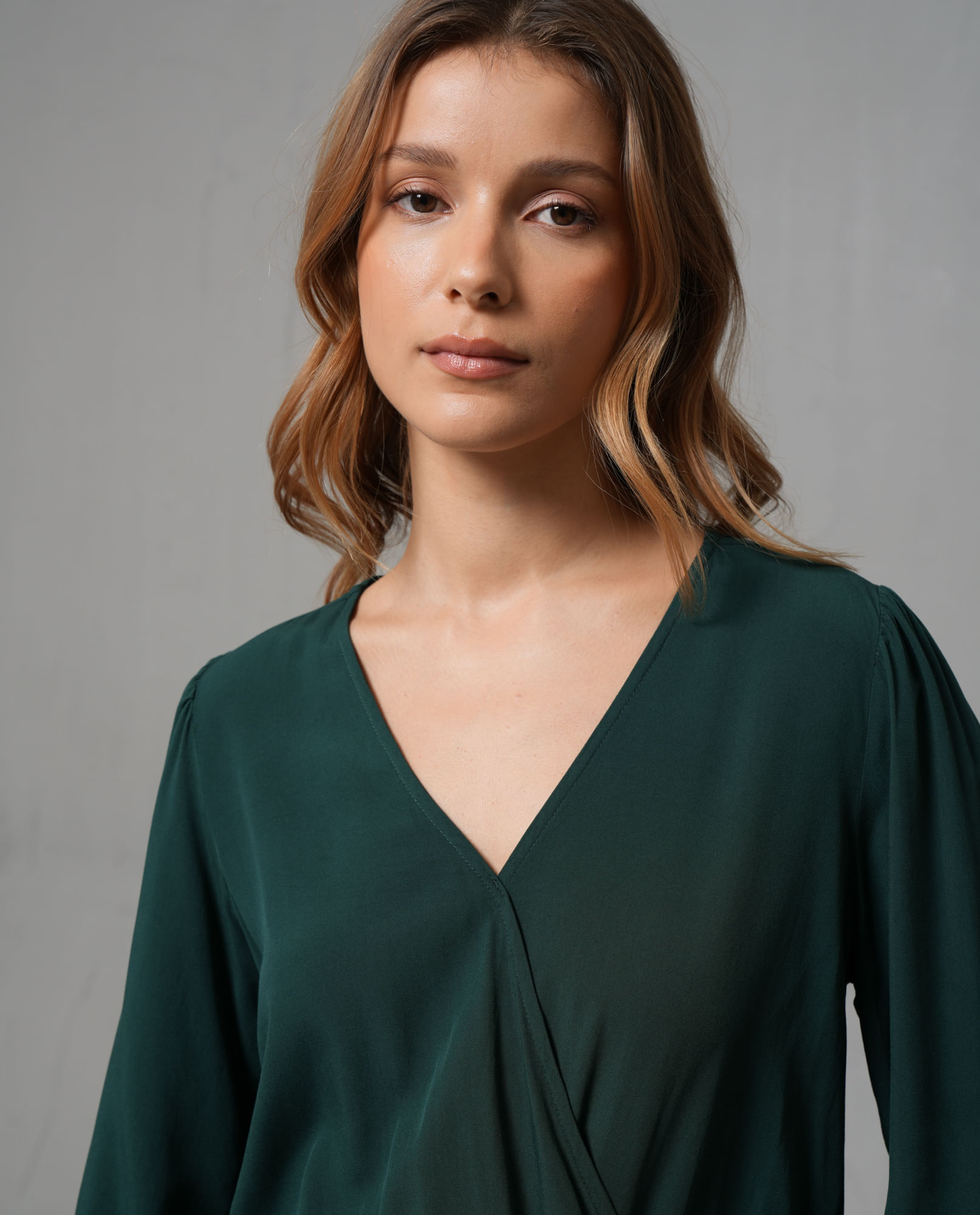 Camisa con escote en V para mujer