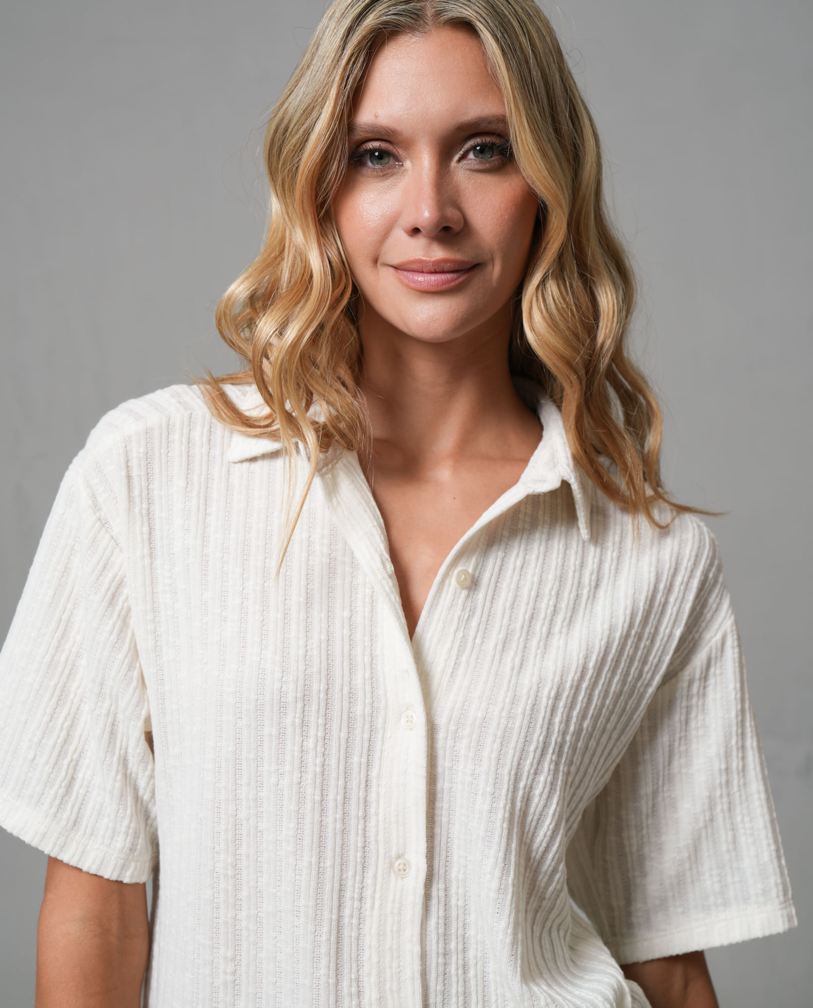 Camisa en tela con textura para mujer