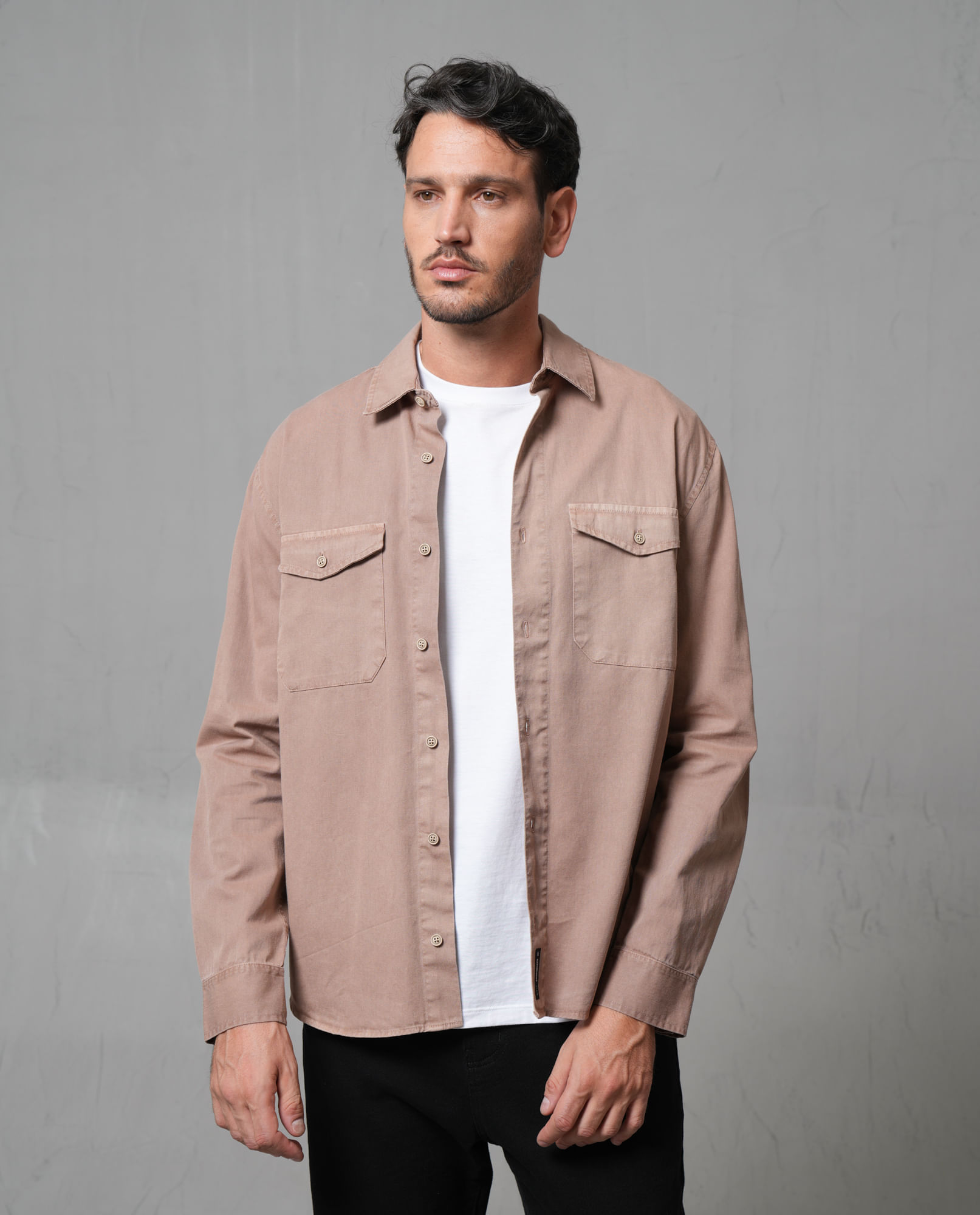 Camisa con bolsillos de parche para hombre