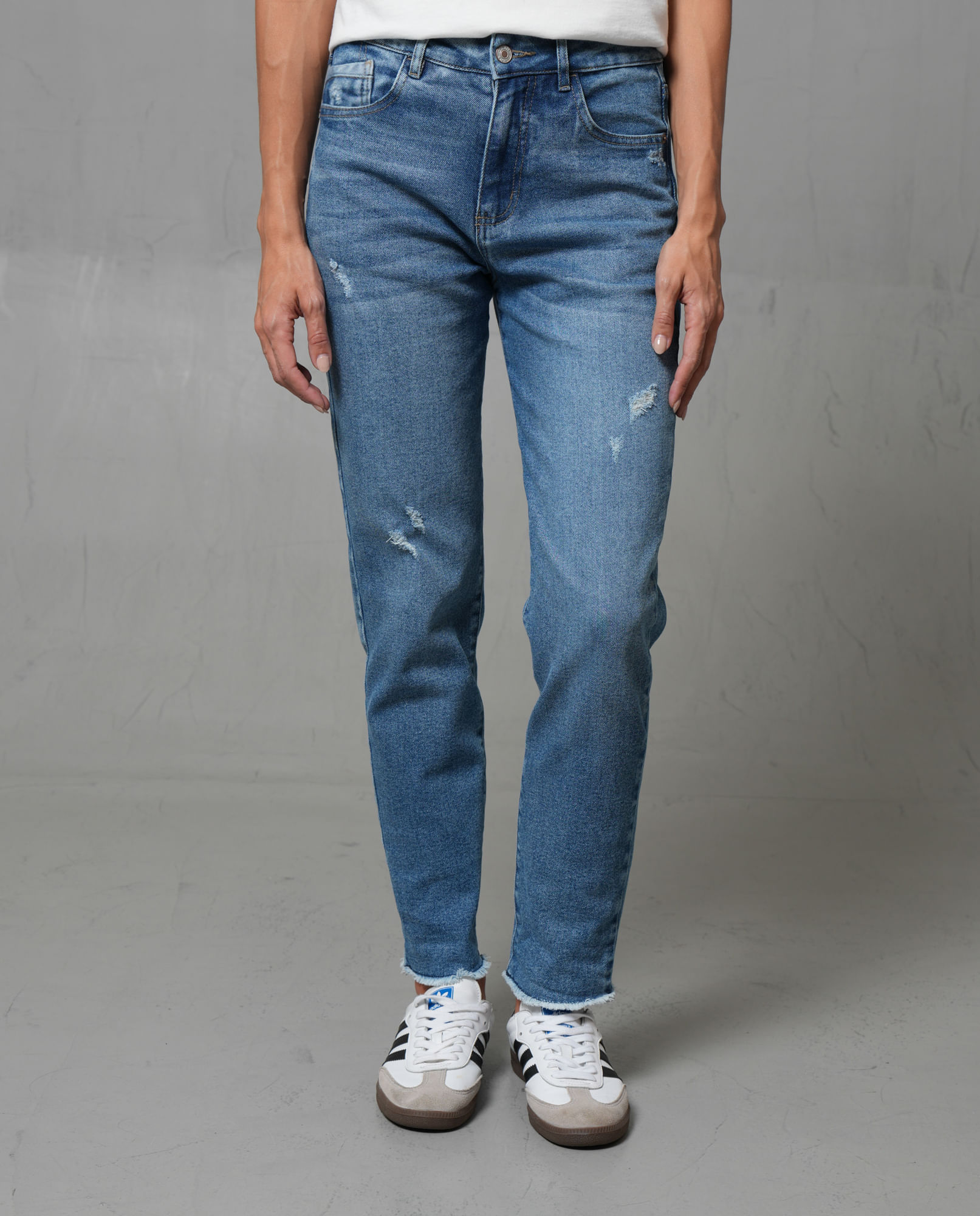 Jean Mom tono medio con raspones para mujer