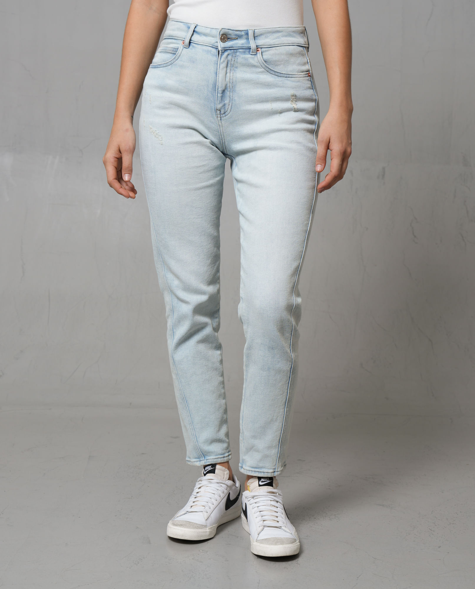 Jean Mom tono claro con raspones para mujer