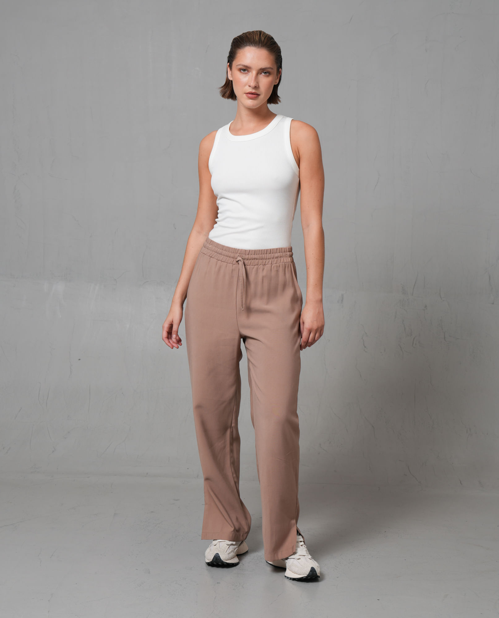 Pantalón con cintura elástica y abertura en bota para mujer