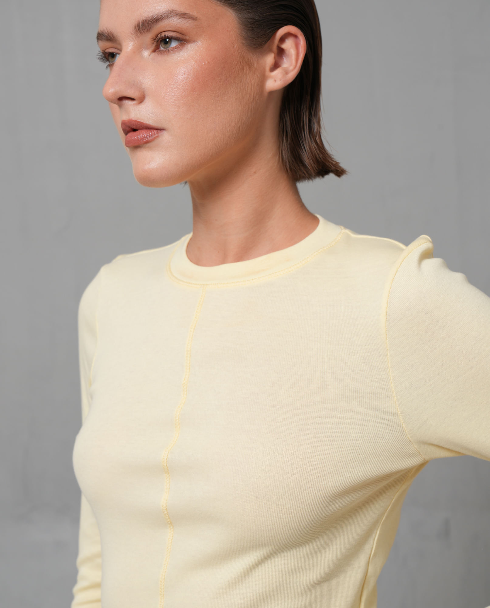 Camiseta manga larga con corte decorativo en frente para mujer