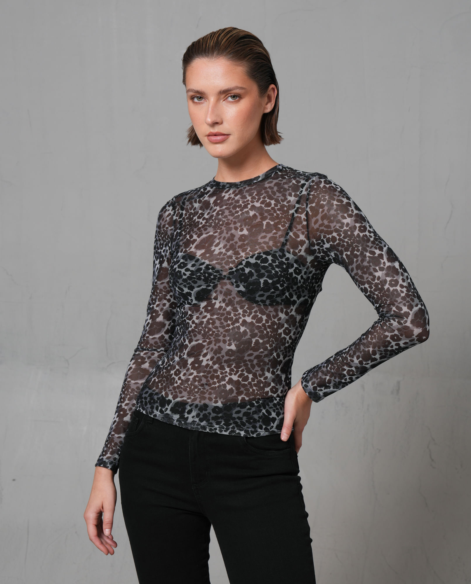 Camiseta ajustada con cuello redondo y animal print para mujer