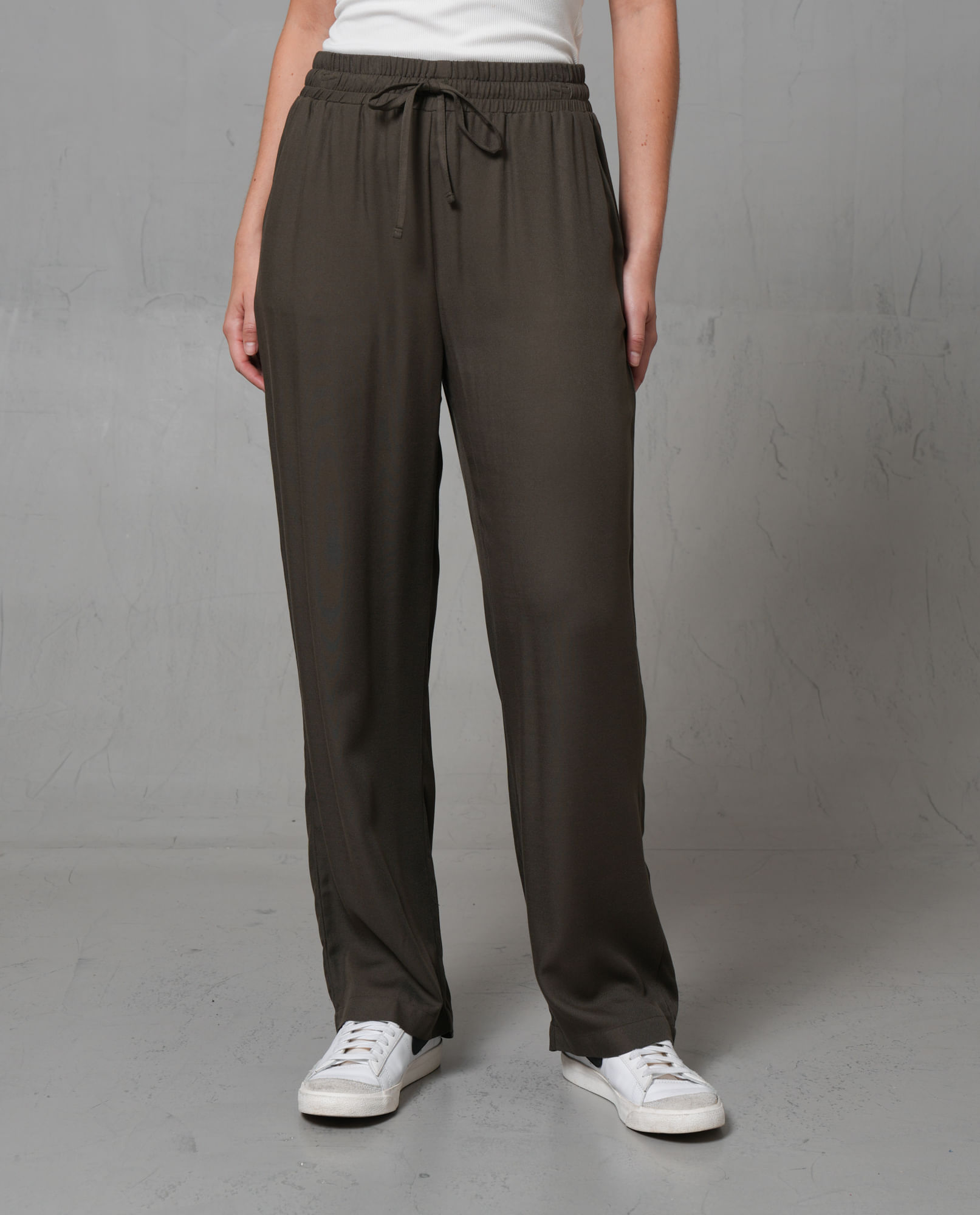 Pantalón con cintura elástica y bolsillos diagonales para mujer