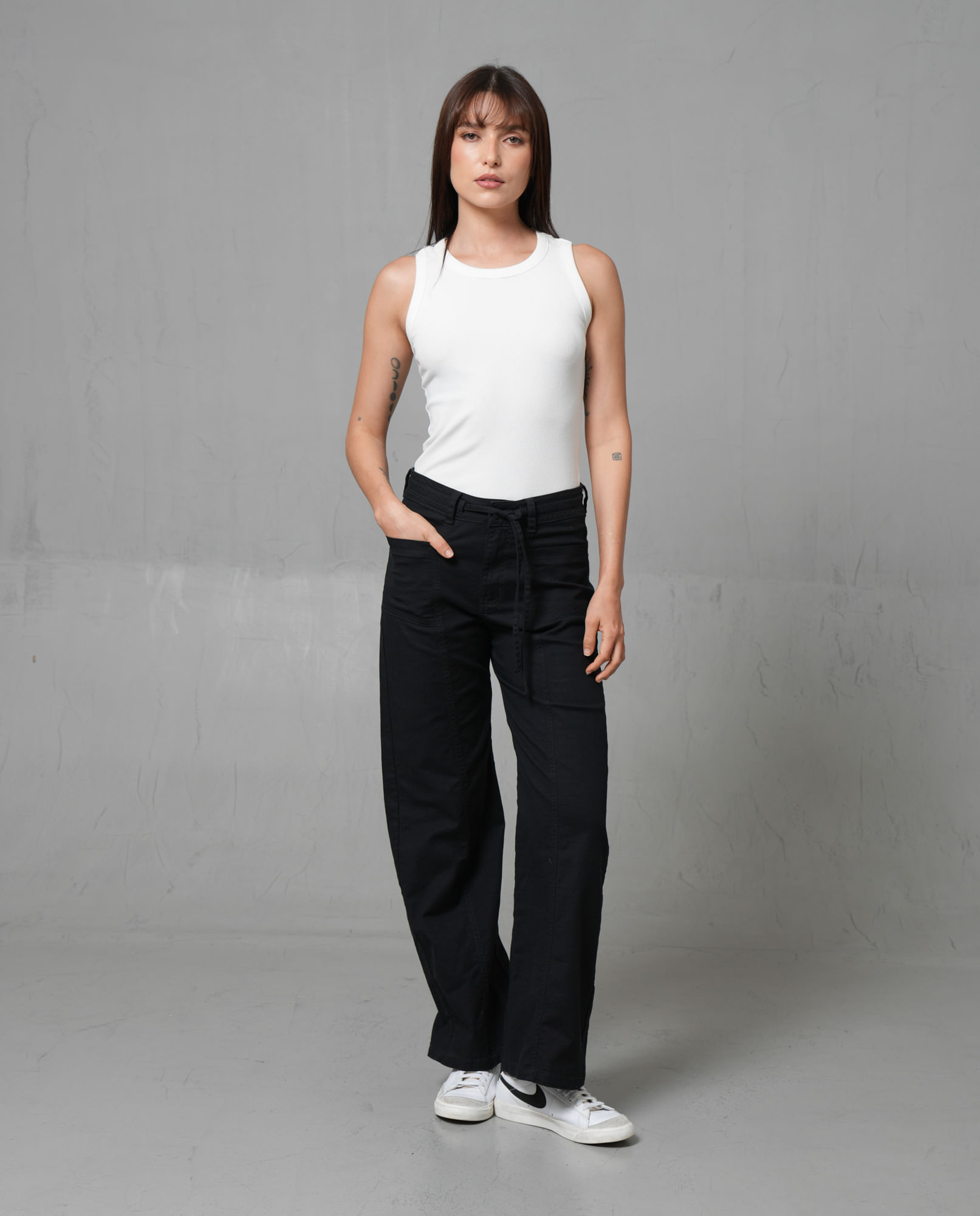 Pantalón con cordón ajustable para mujer