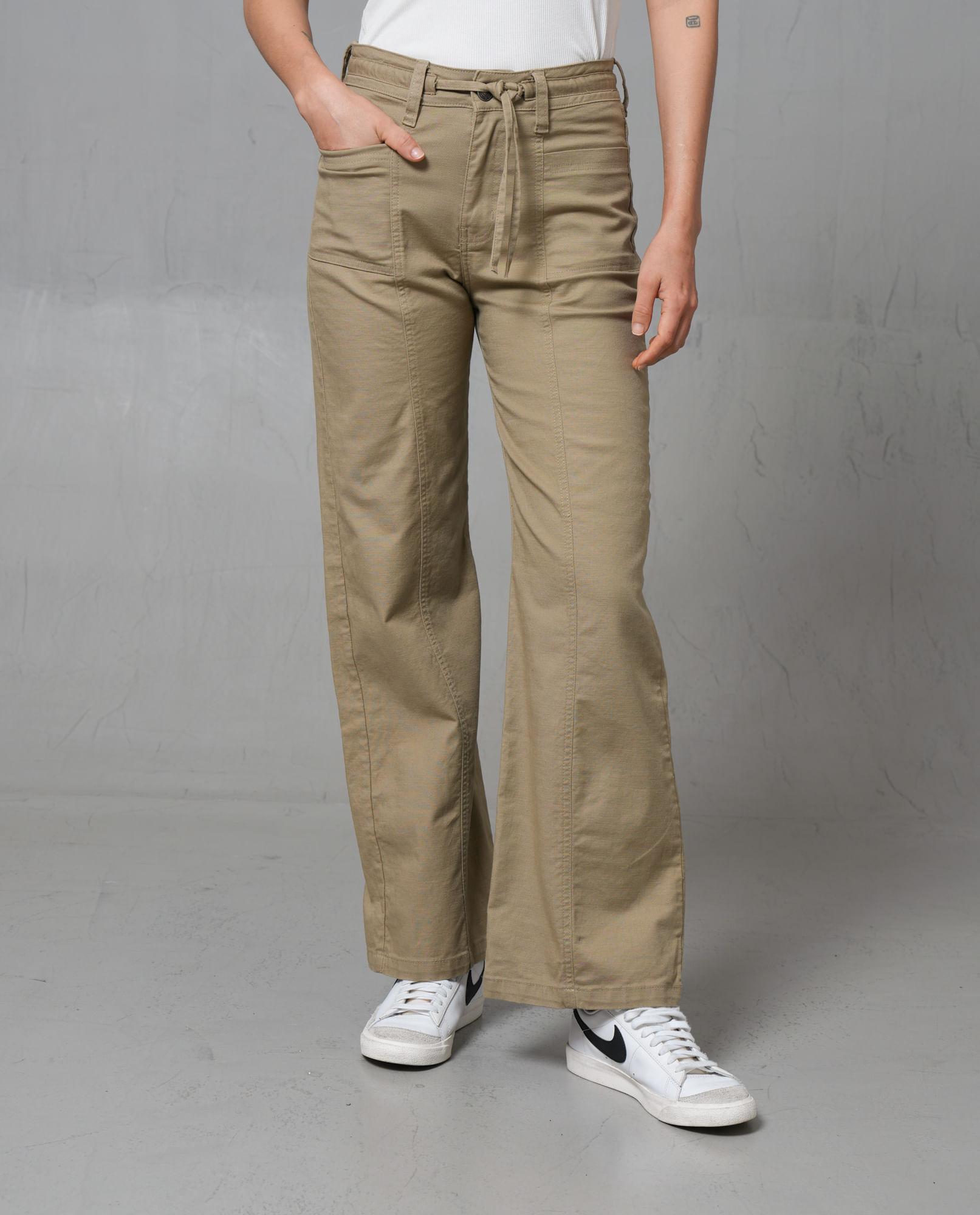 Pantalón con cordón ajustable para mujer