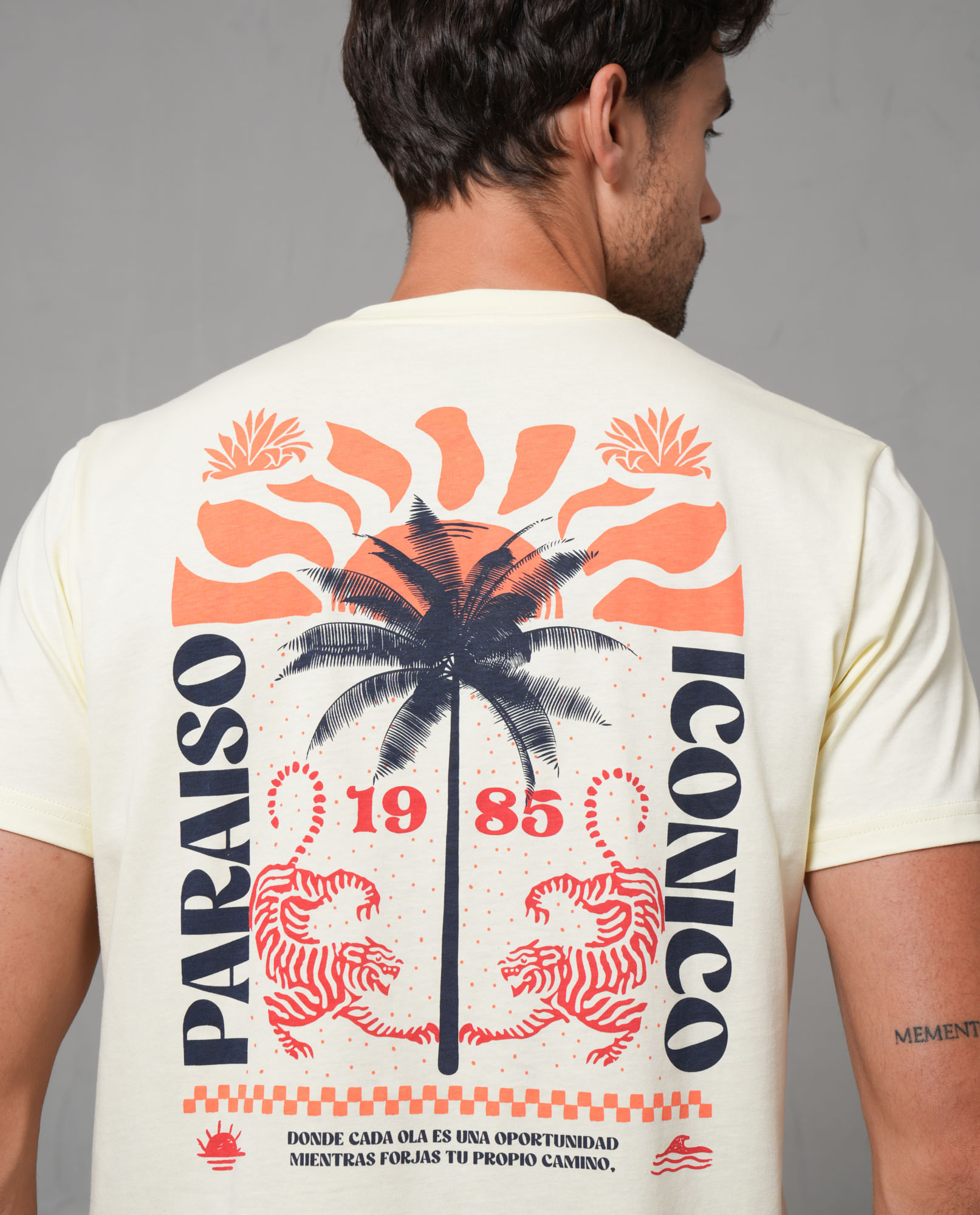 Camiseta con estampado en espalda para hombre