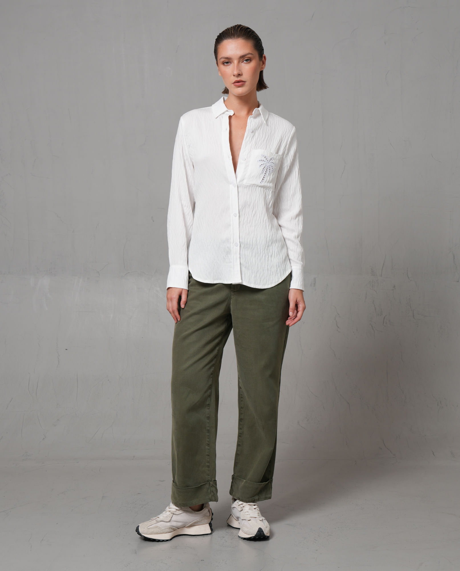 Pantalón tipo chino con doblez en bota para mujer