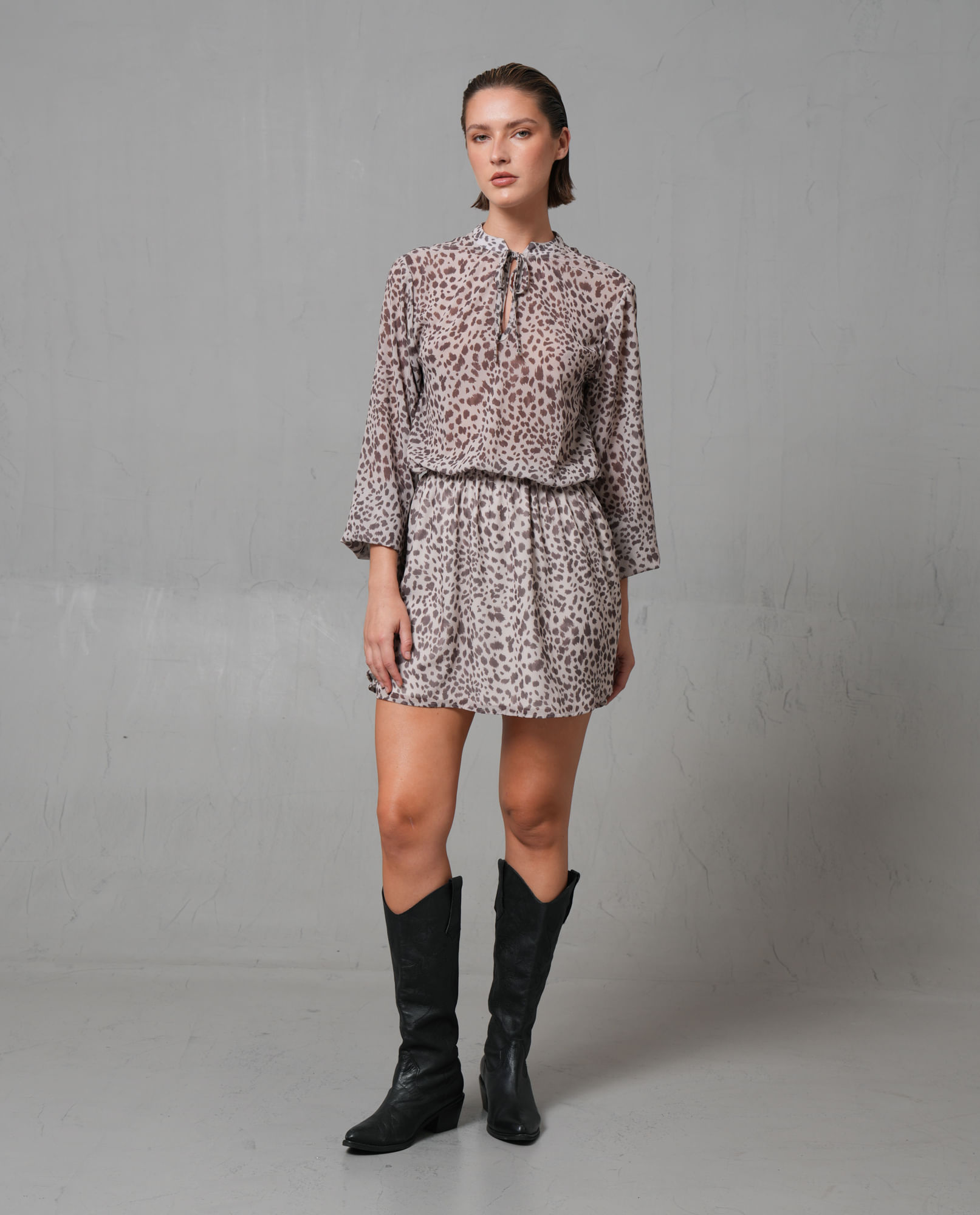 Vestido corto full print con escote en V y manga larga para mujer