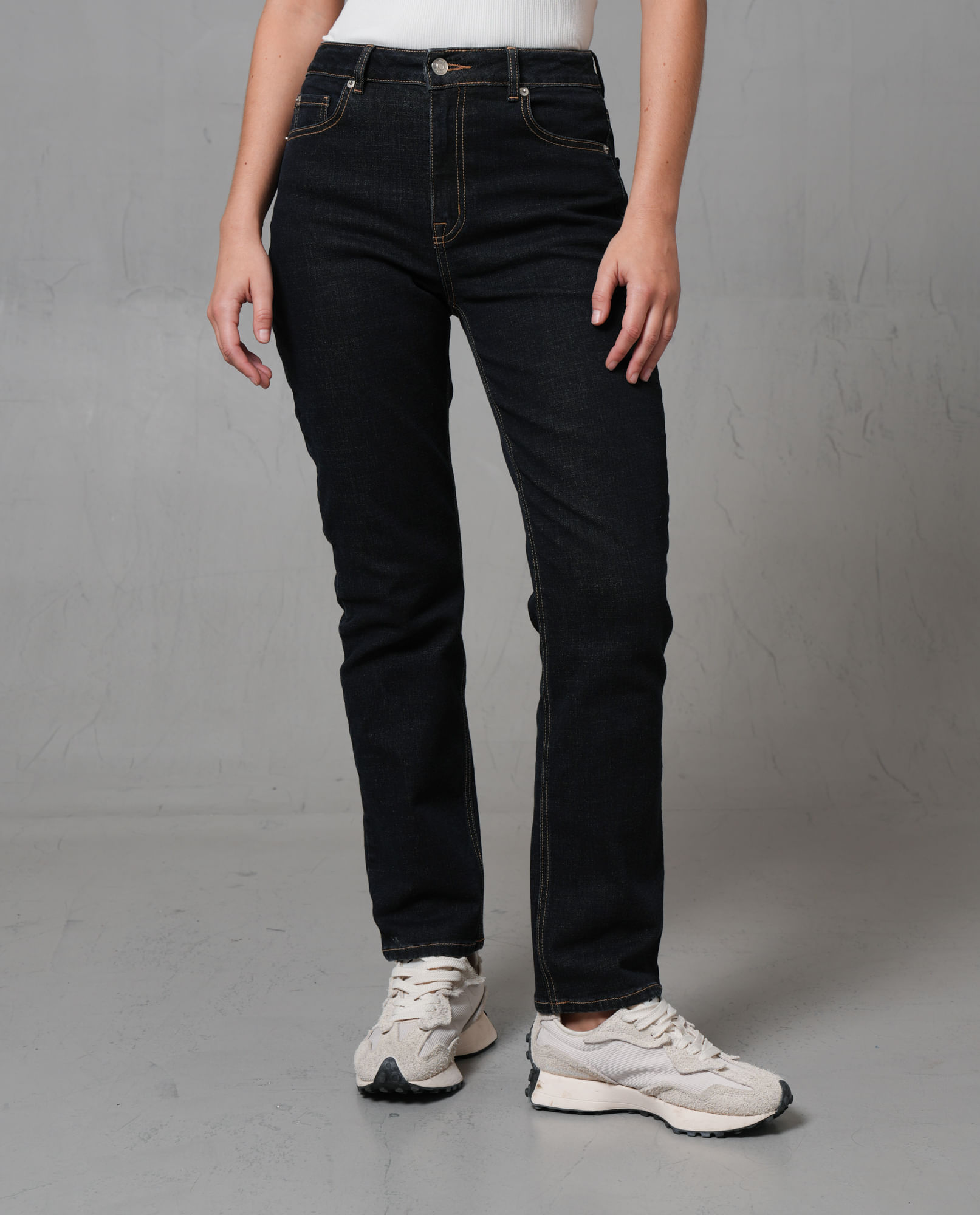Jean Straight tono oscuro para mujer
