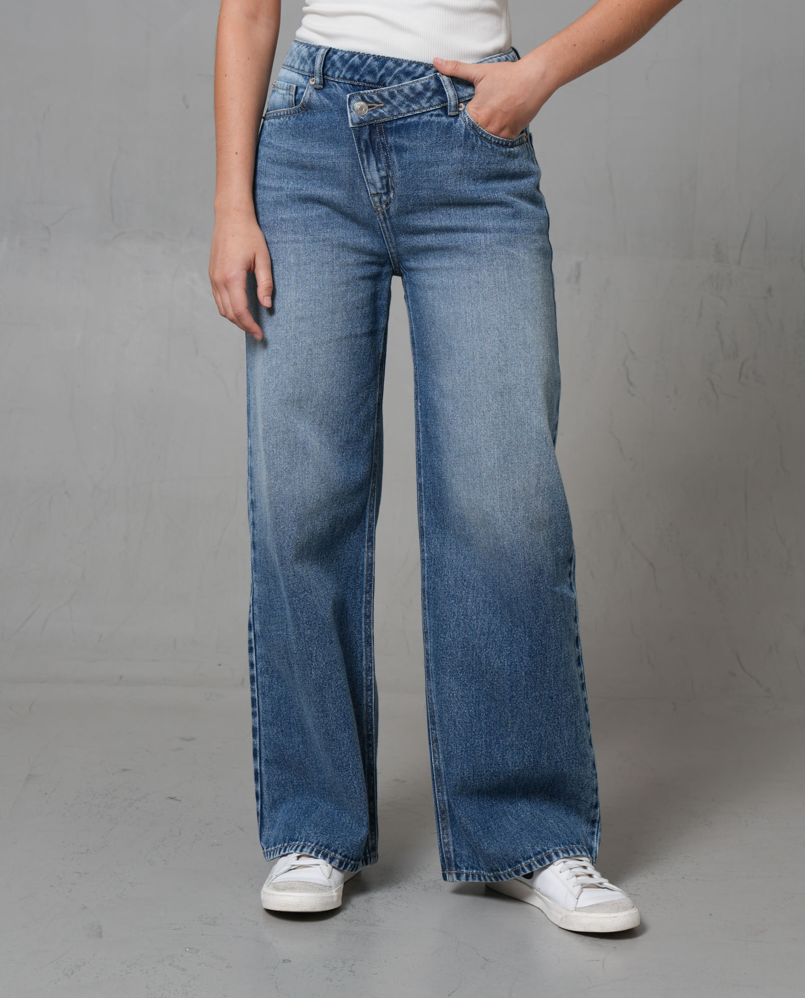 Jean Wide Leg tiro alto en tono medio para mujer
