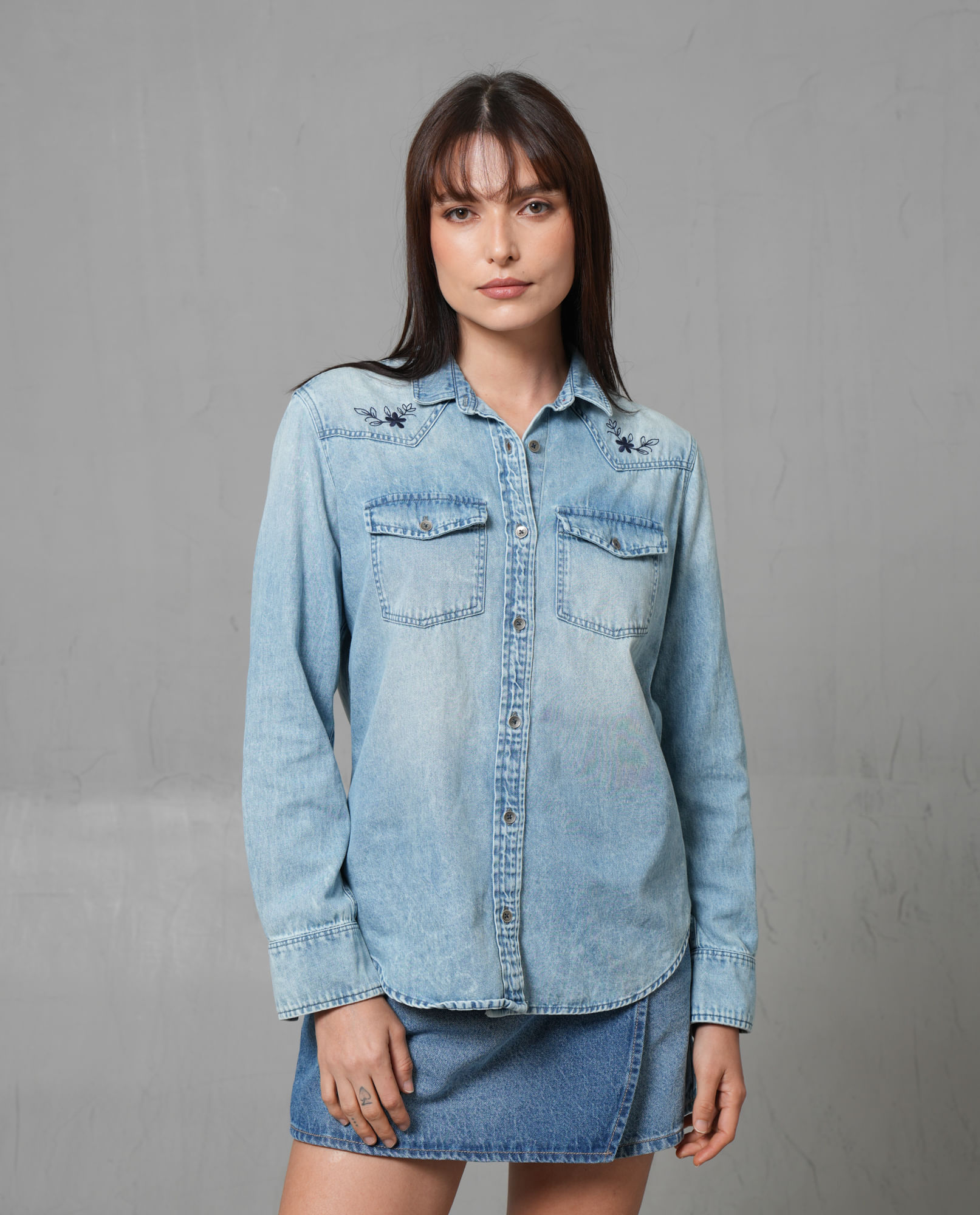 Camisa en denim manga larga con bolsillos en frente para mujer