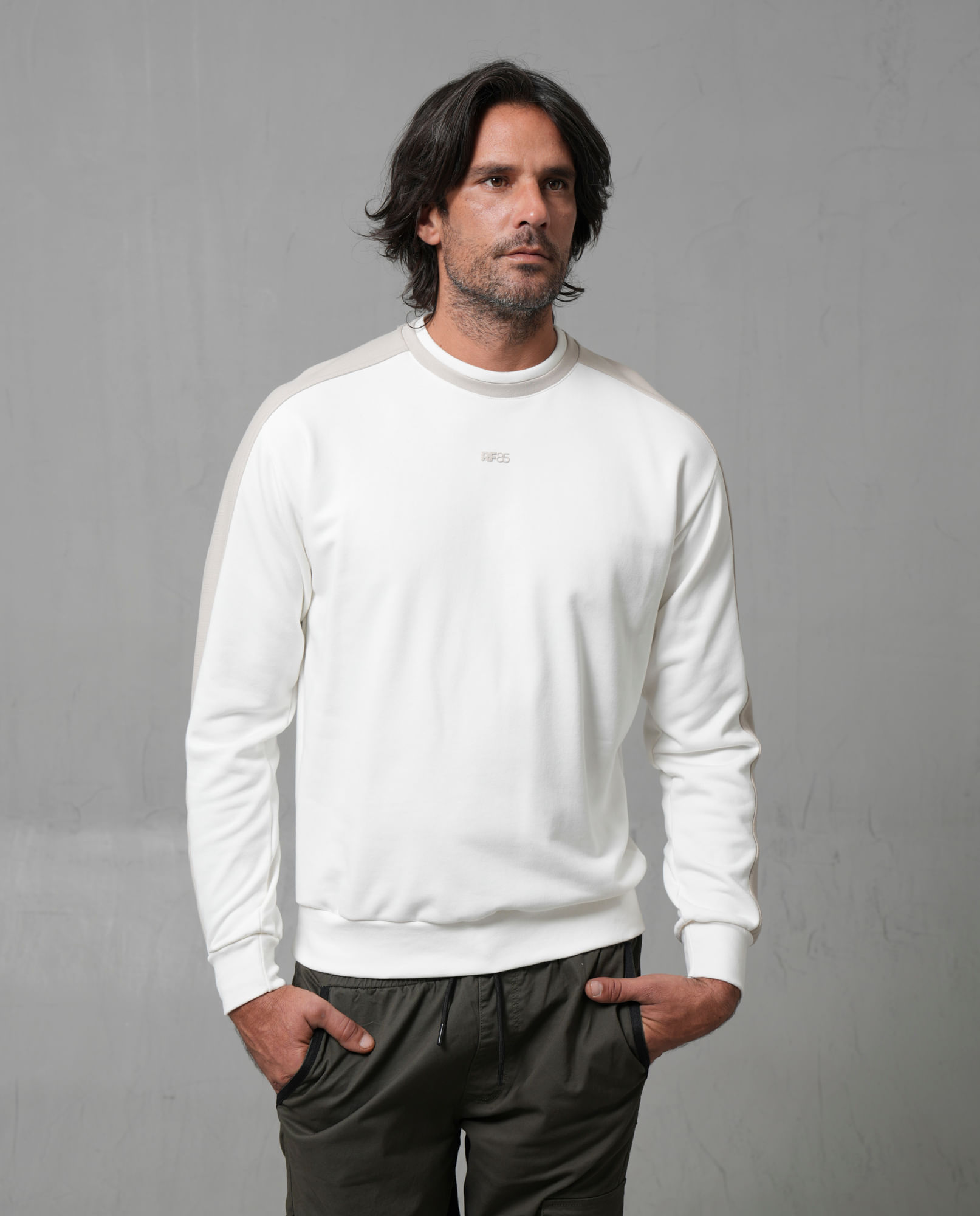 Buzo cerrado con cuello redondo para hombre