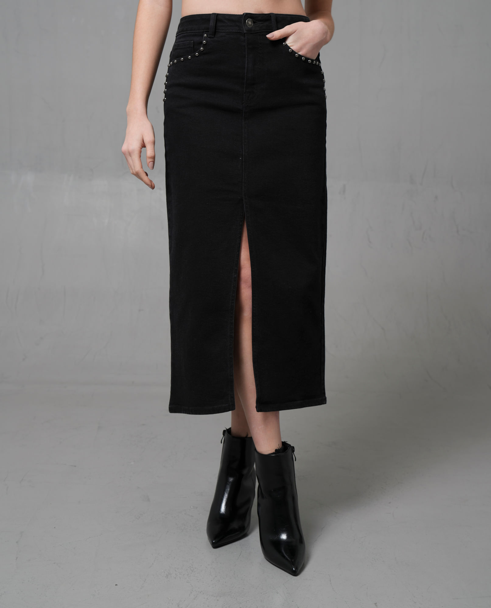 Falda larga en denim negro con abertura en frente para mujer
