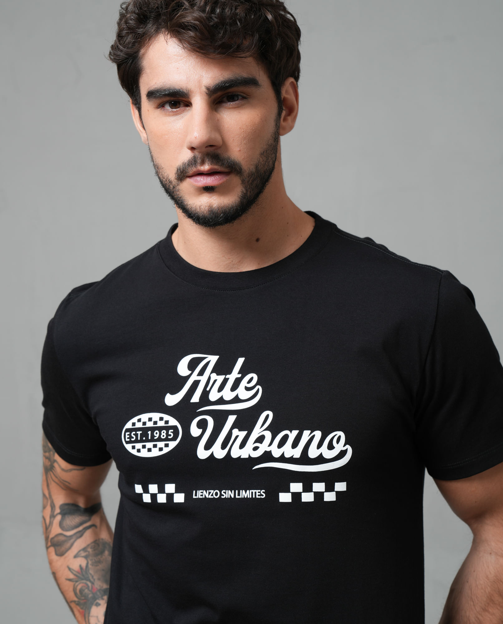 Camiseta con estampado en frente para hombre