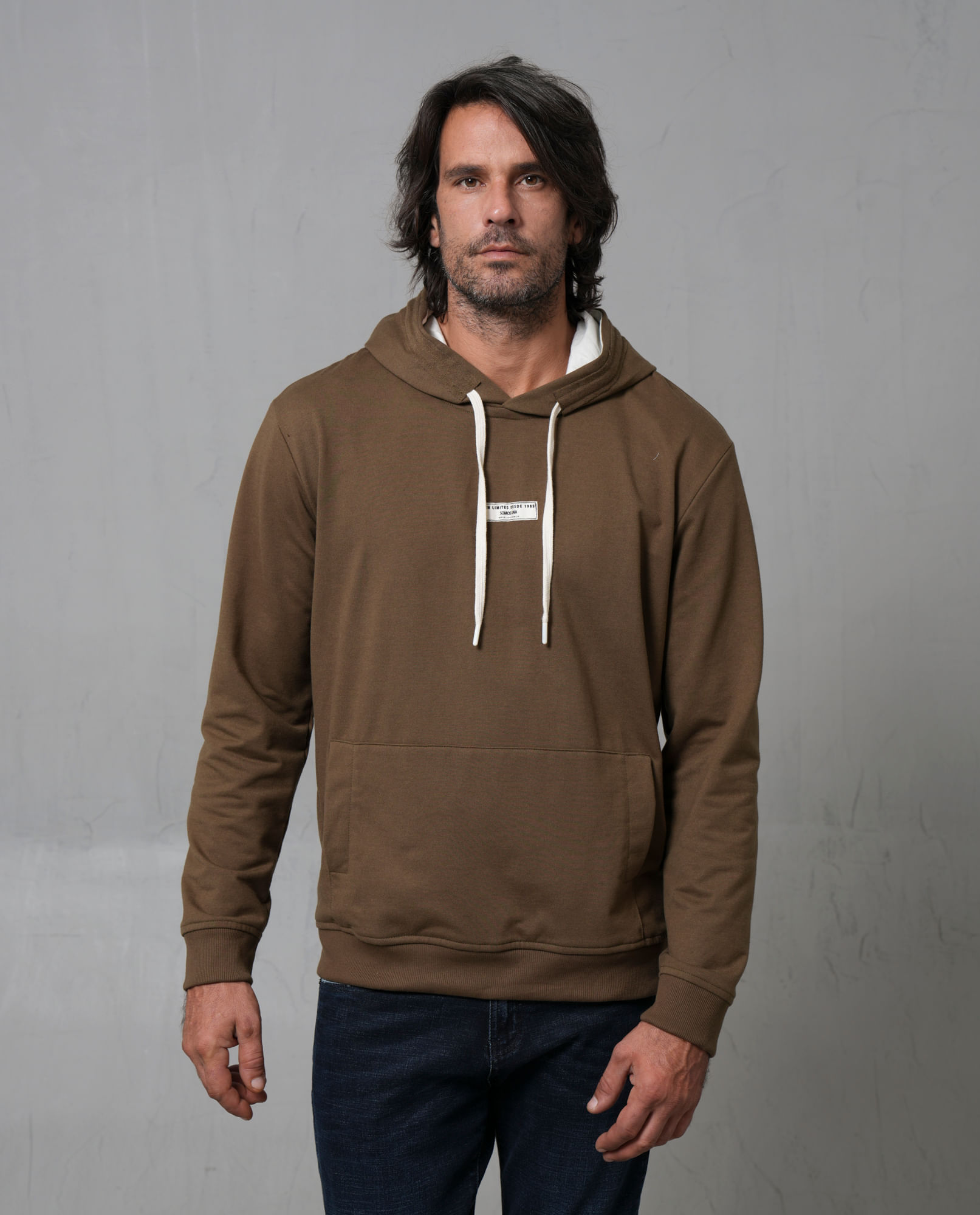 Buzo con capucha y cordón ajustable para hombre
