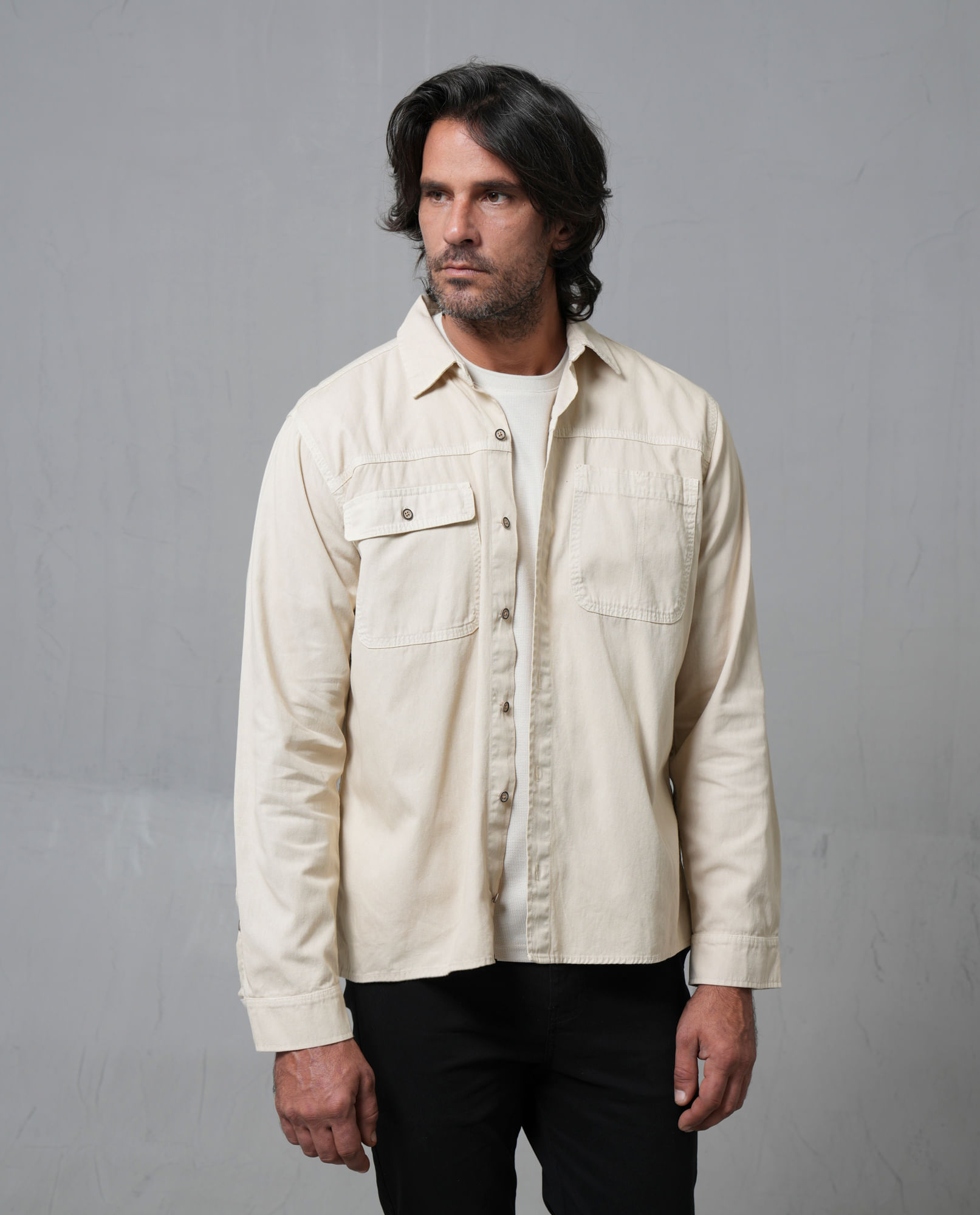 Camisa manga larga con bolsillos en frente para hombre