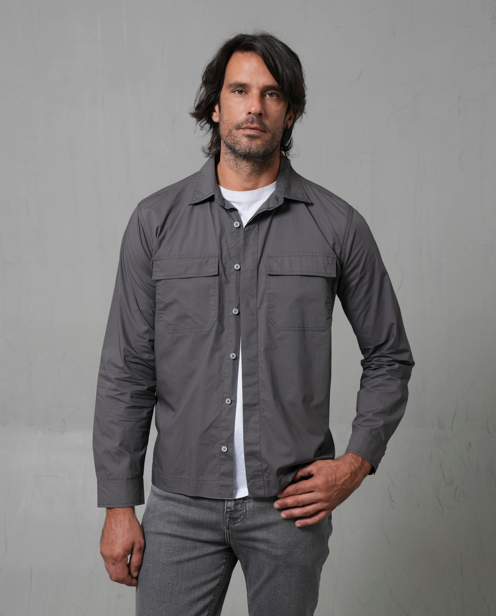 Camisa manga larga con bolsillos en frente para hombre