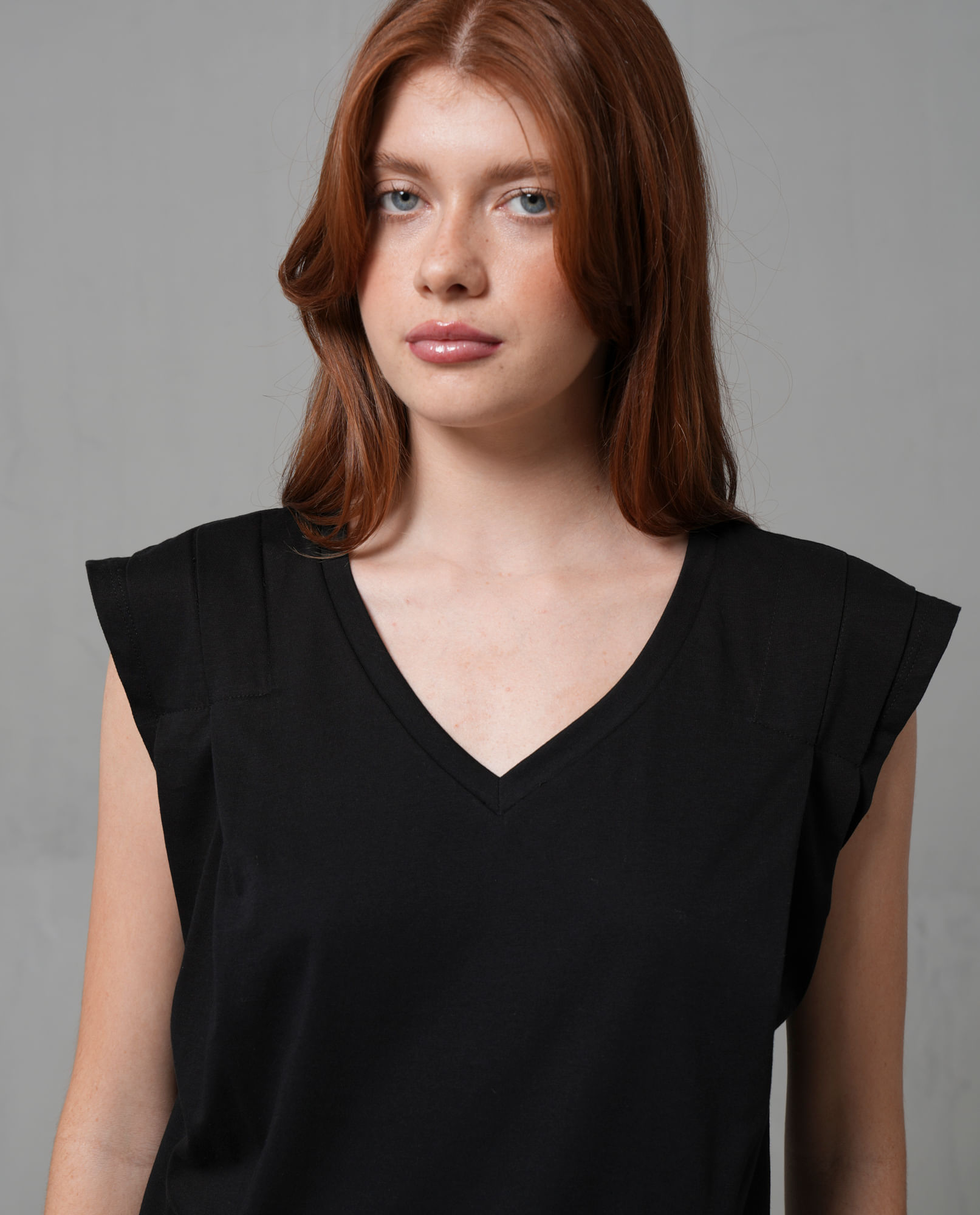 Camiseta manga corta con cuello en V para mujer