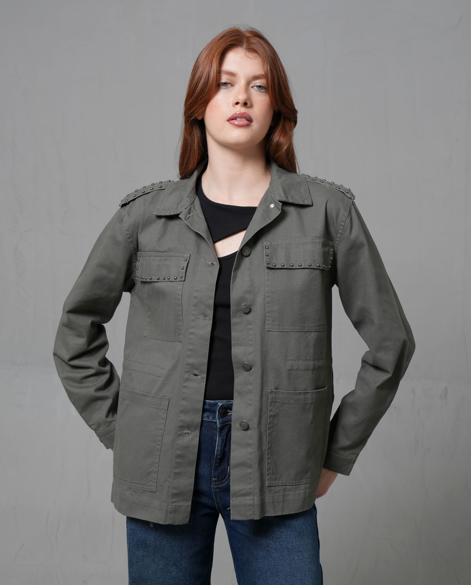 Chaqueta con cuello camisero y botones en frente para mujer