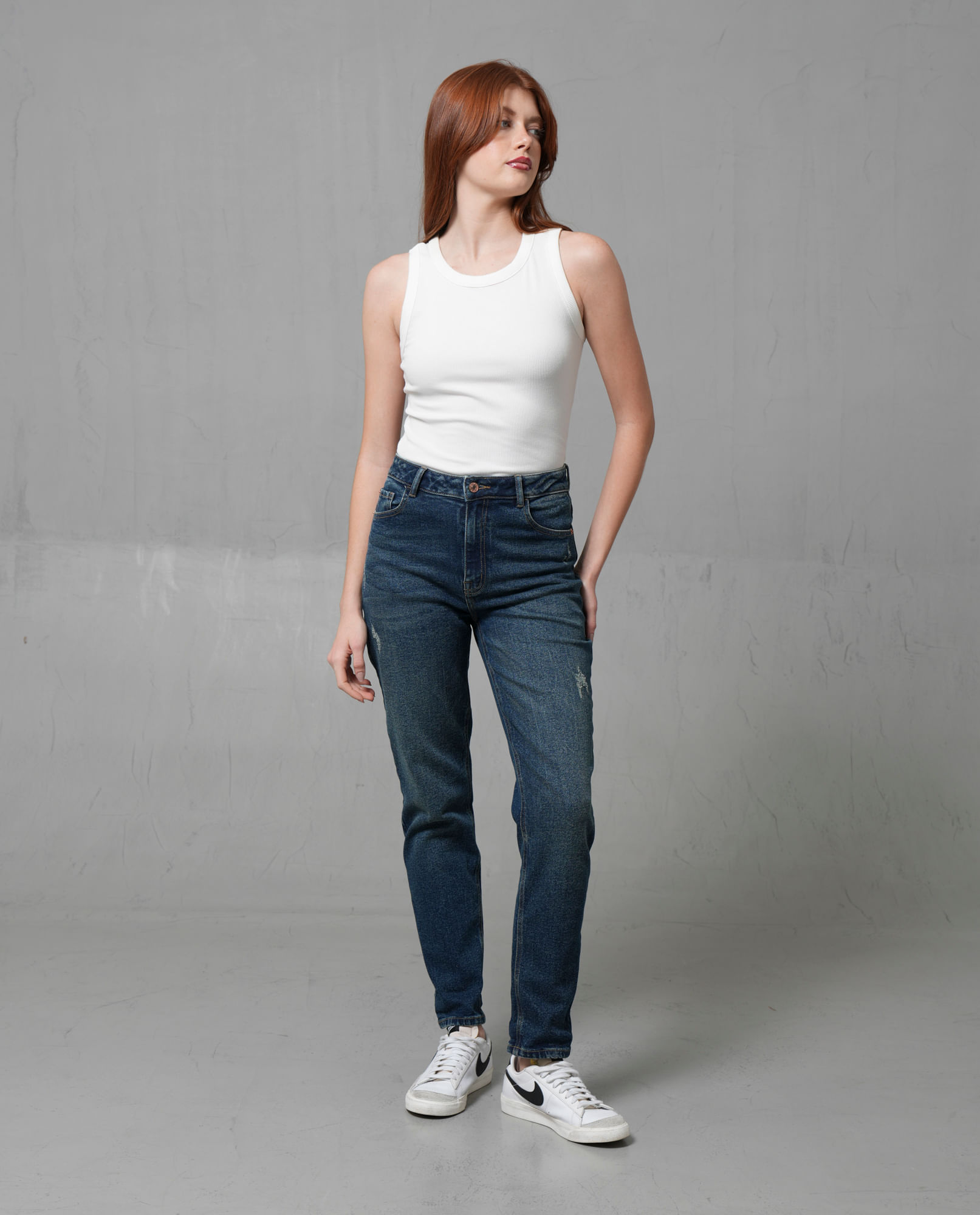 Jean Mom en tono oscuro con cinco bolsillos para mujer