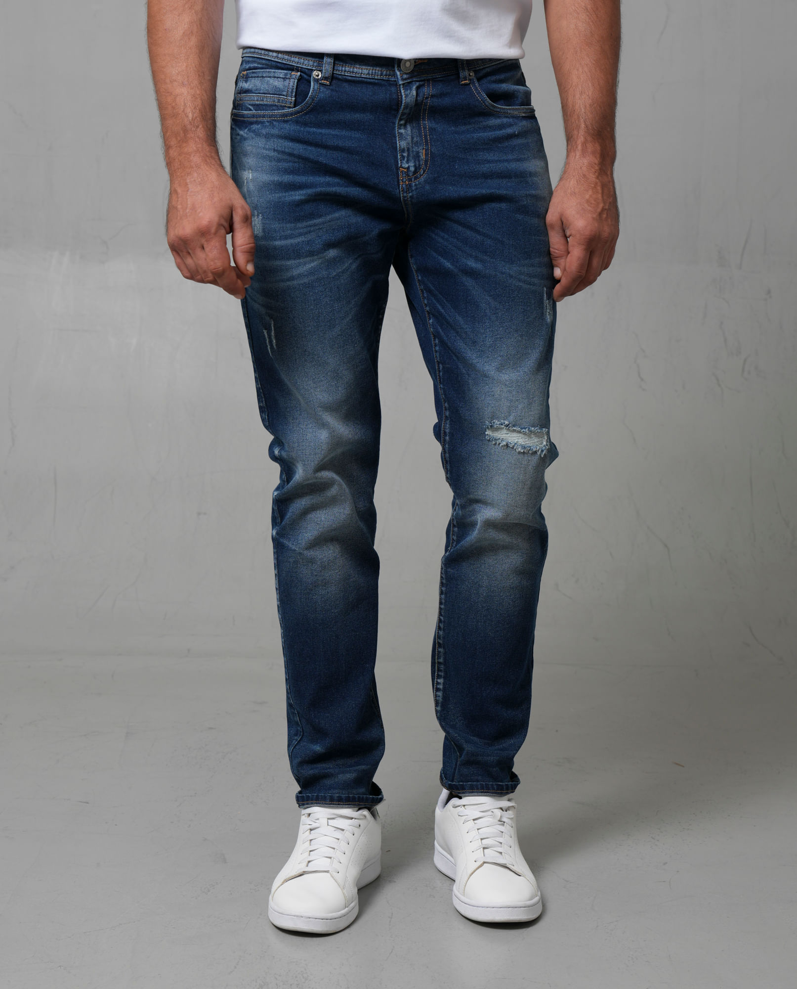 Jean Slim tono medio con roto en rodilla para hombre