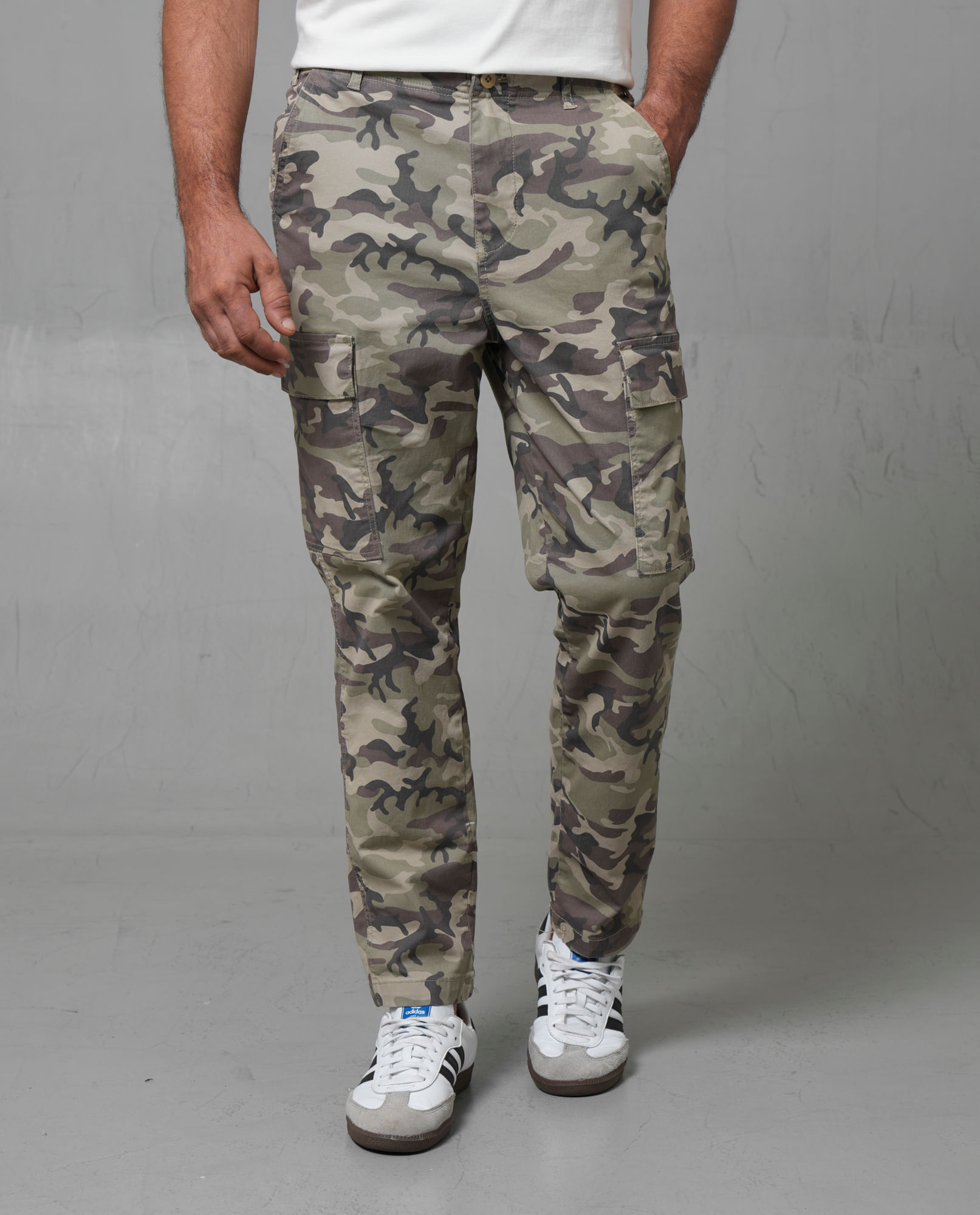 Pantalón tipo cargo con estampado continuo para hombre