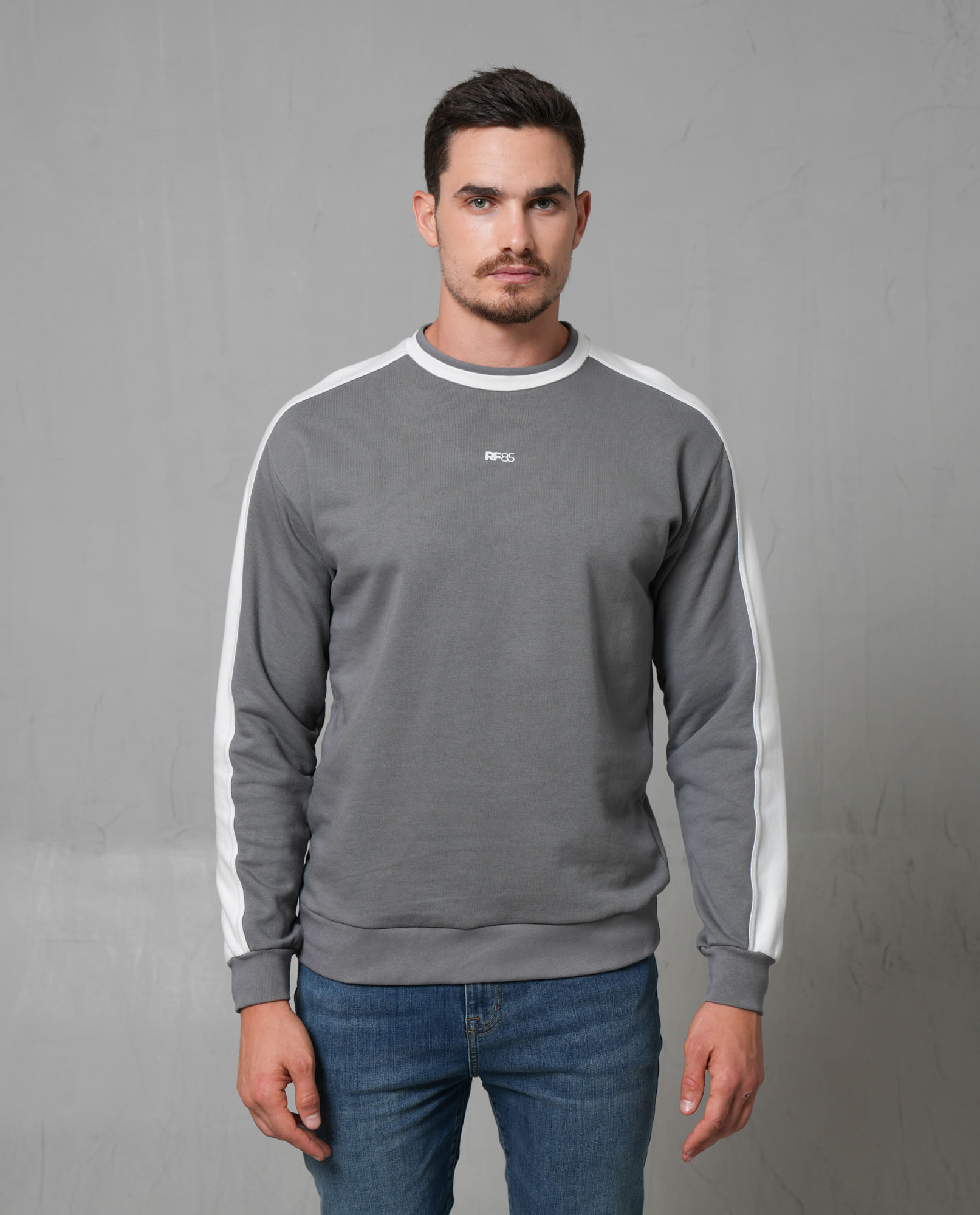 Buzo cerrado con cuello redondo para hombre