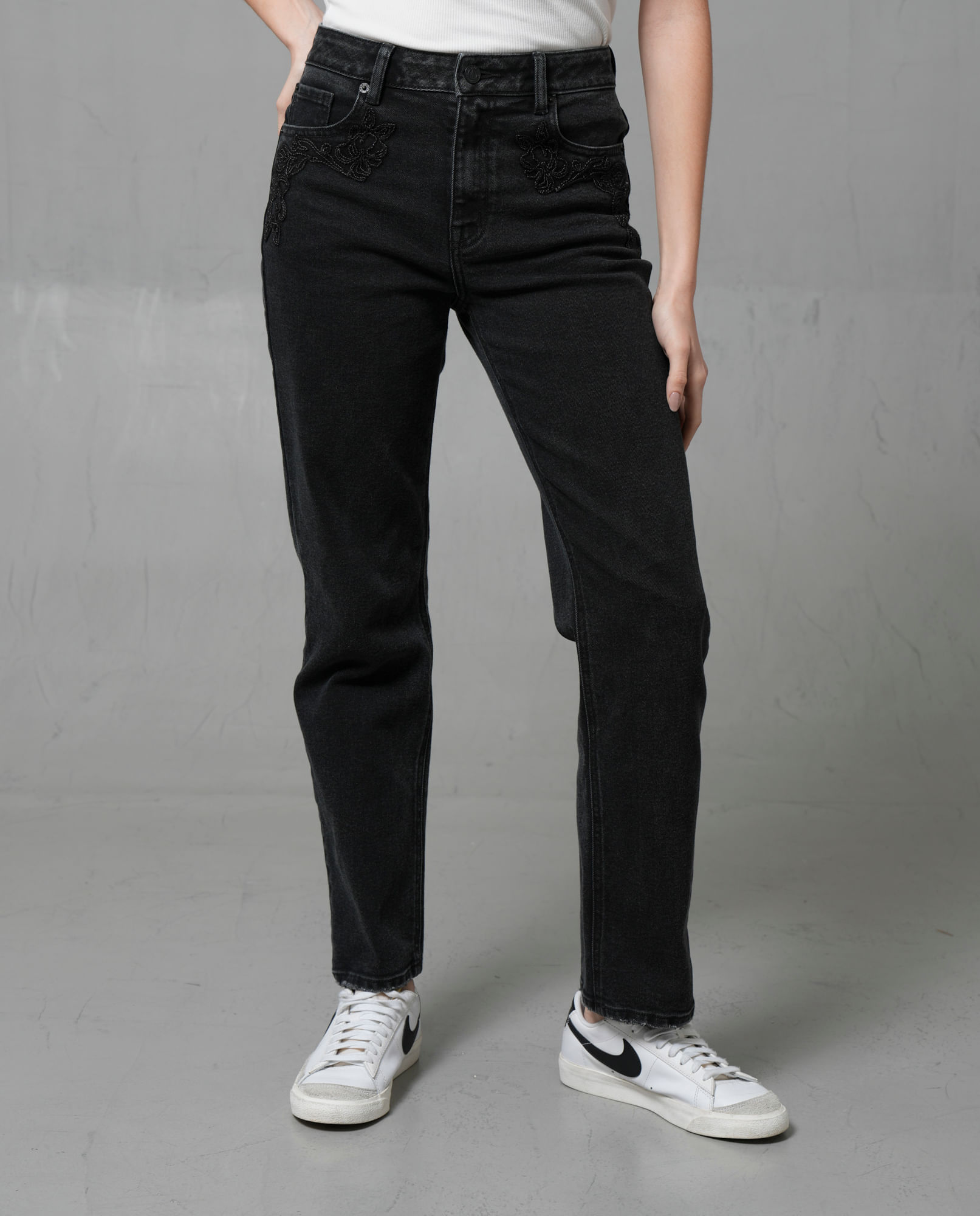 Jean Straight en denim tono negro para mujer
