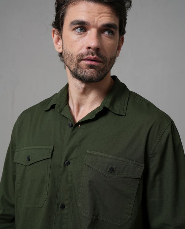 Camisa manga larga con bolsillos en frente para hombre