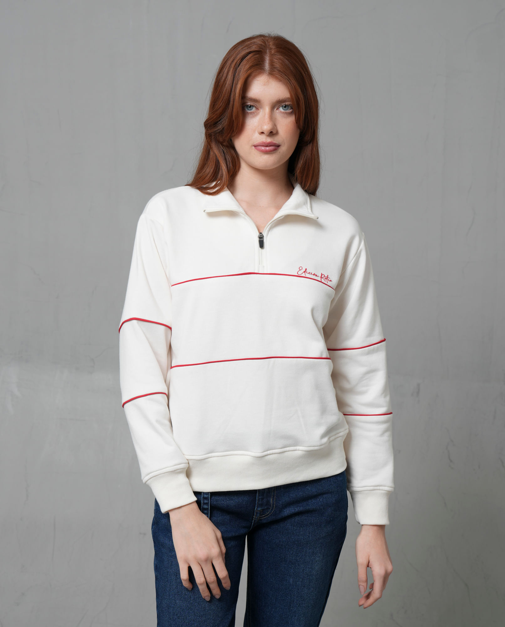 Buzo con cuello nerú y líneas horizontales rojas para mujer