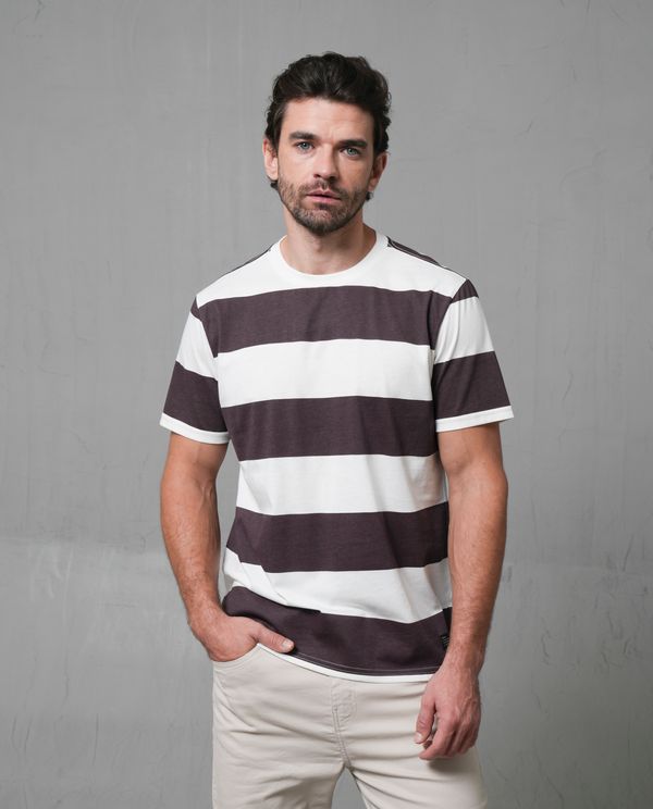 Camiseta manga corta con diseño a rayas para hombre