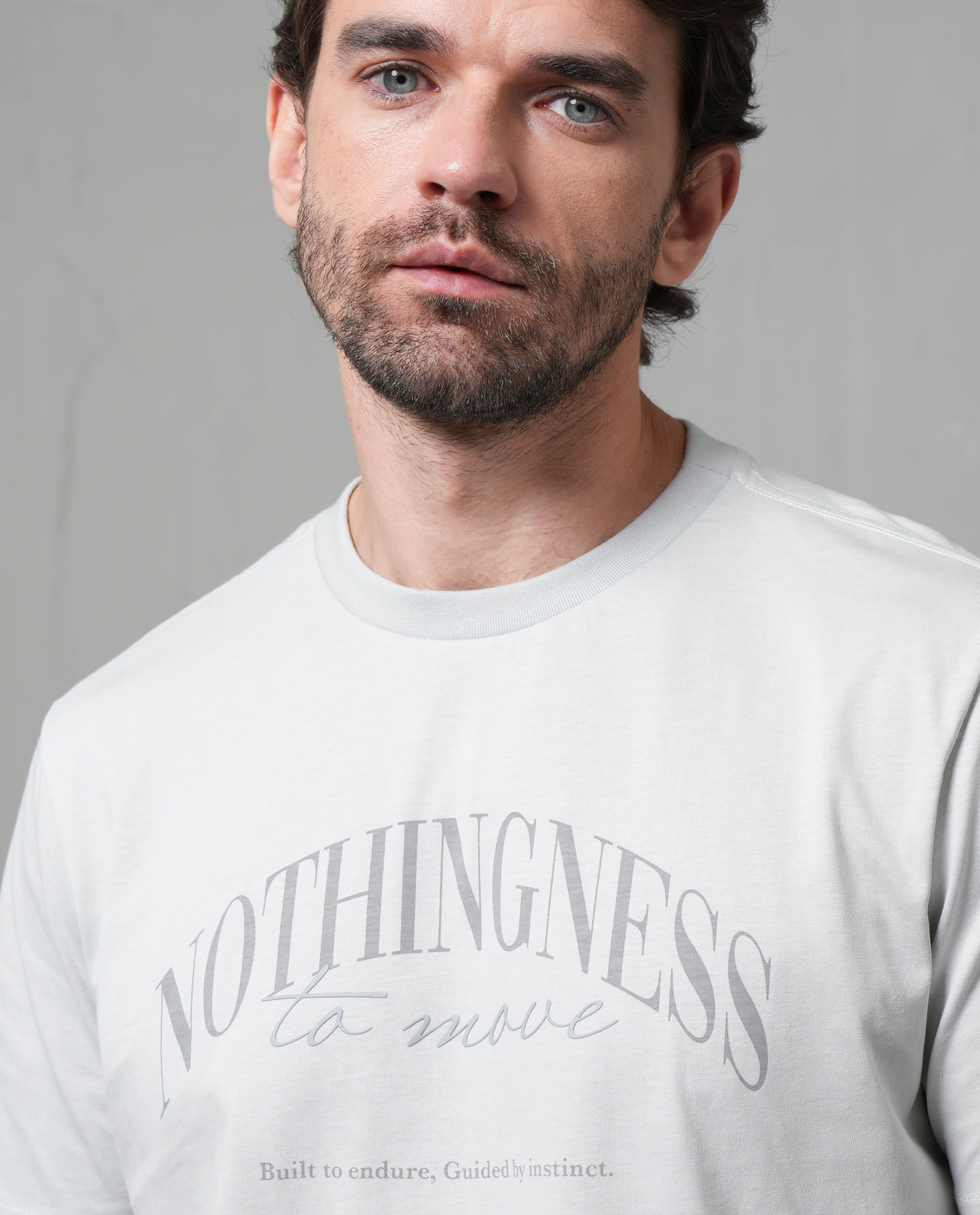 Camiseta con estampado en frente para hombre