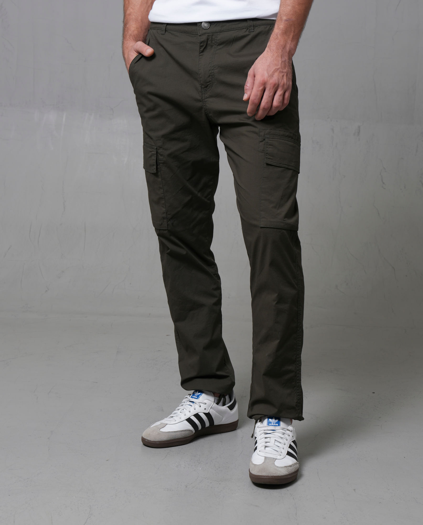 Pantalón jogger tipo cargo para hombre