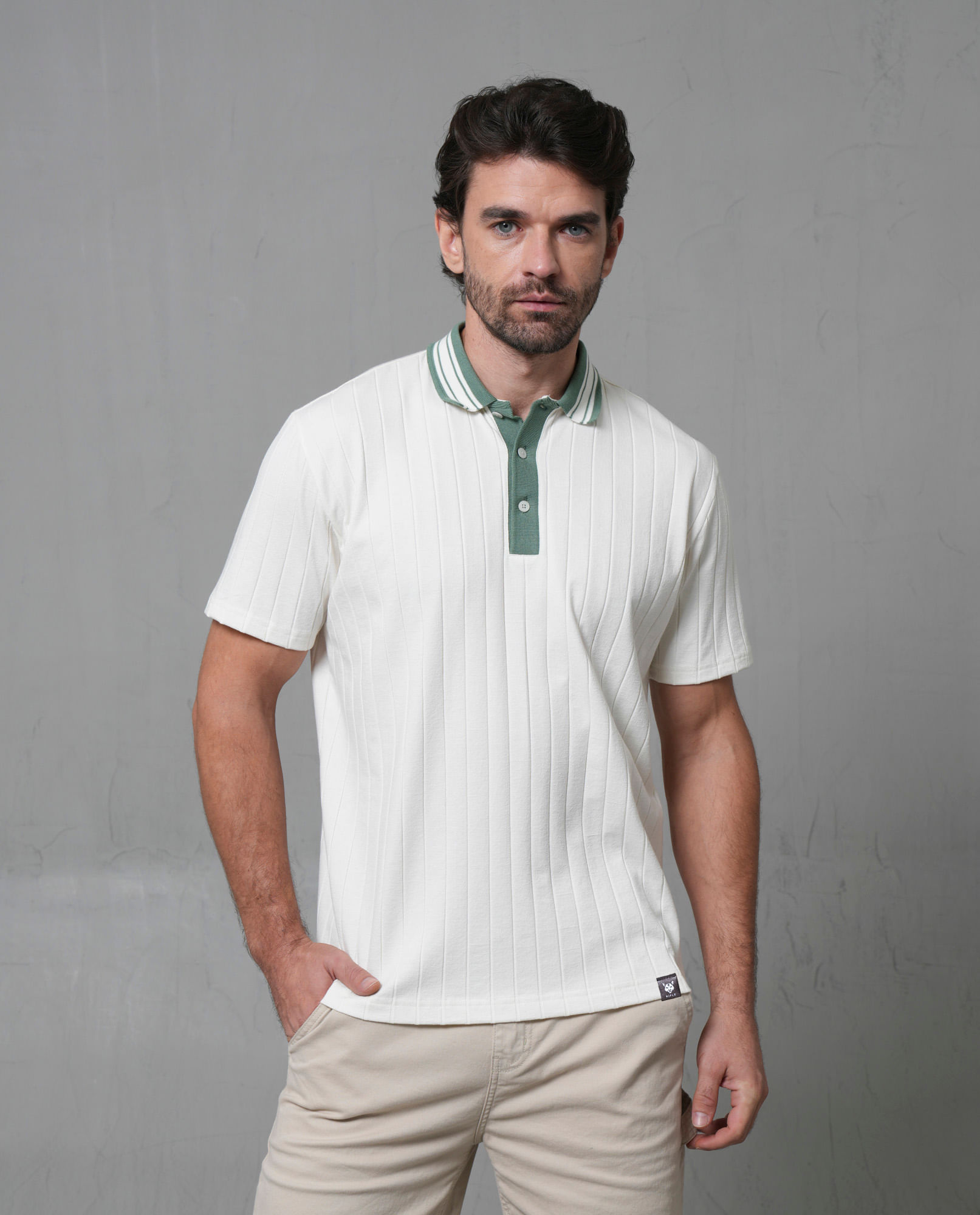 Polo texturizada con cuello tejido para hombre