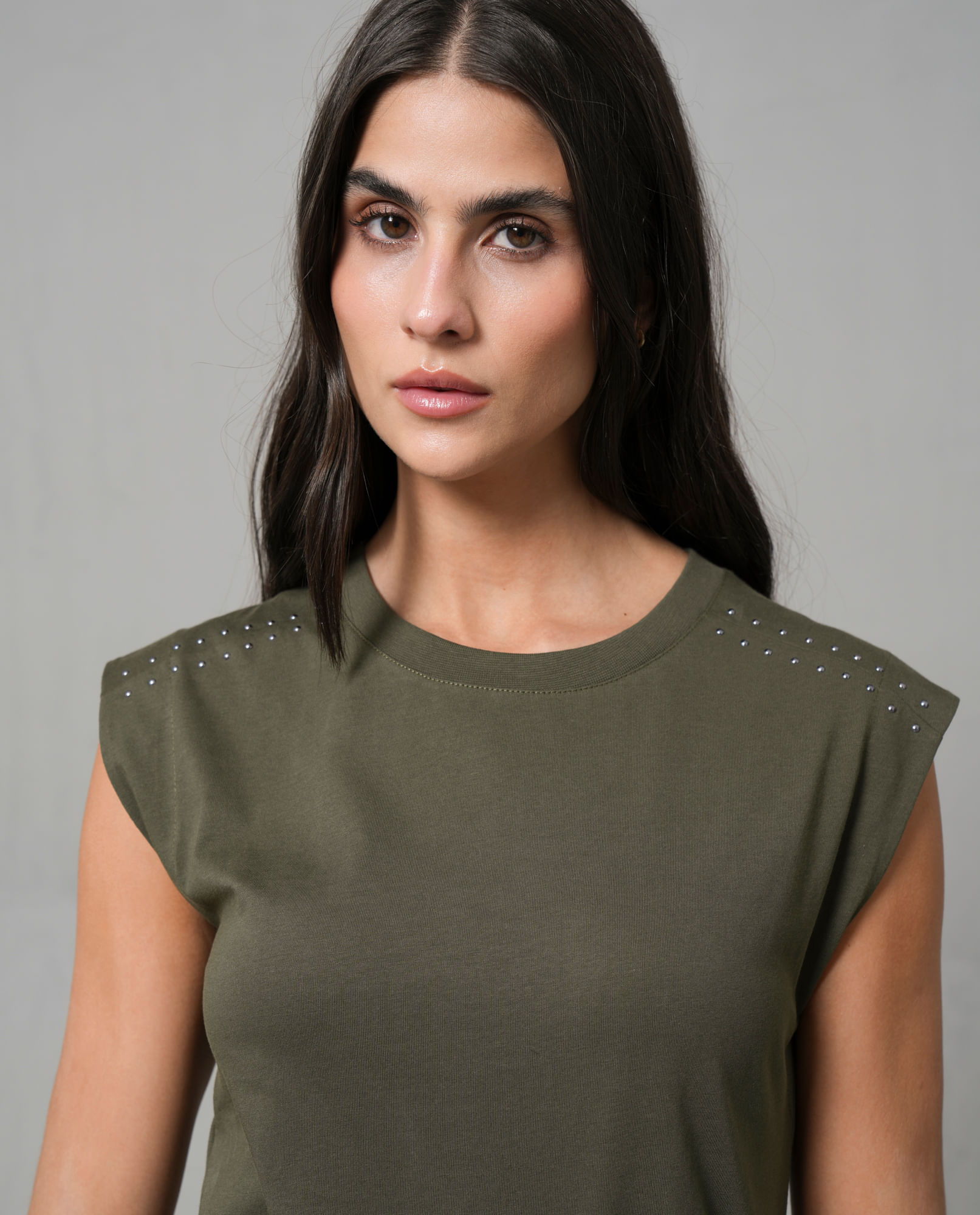 Camiseta manga sisa con taches en los hombros para mujer