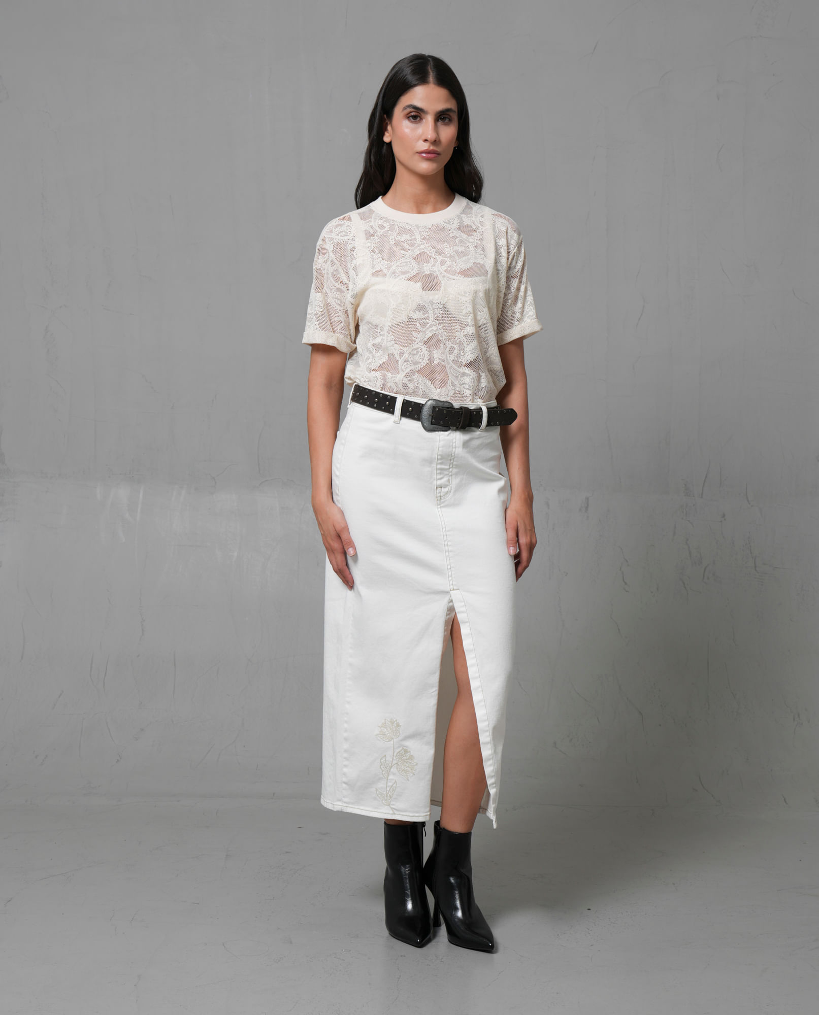 Falda con bordado floral y abertura frontal para mujer