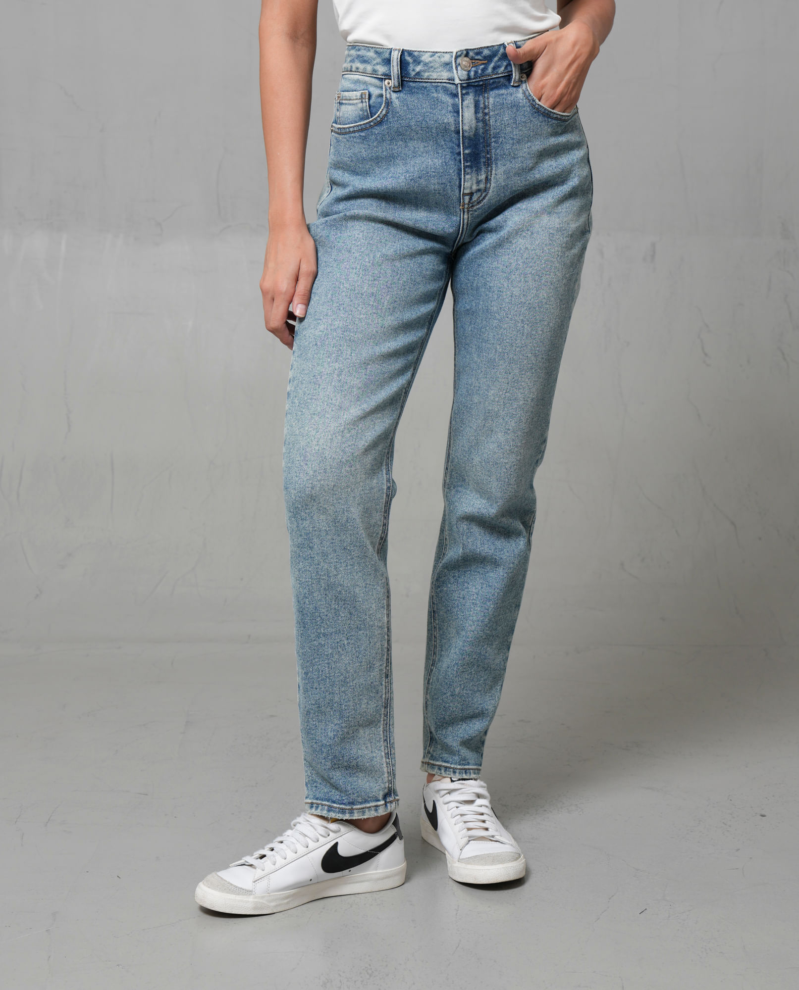 Jean Mom tiro alto en tono claro para mujer