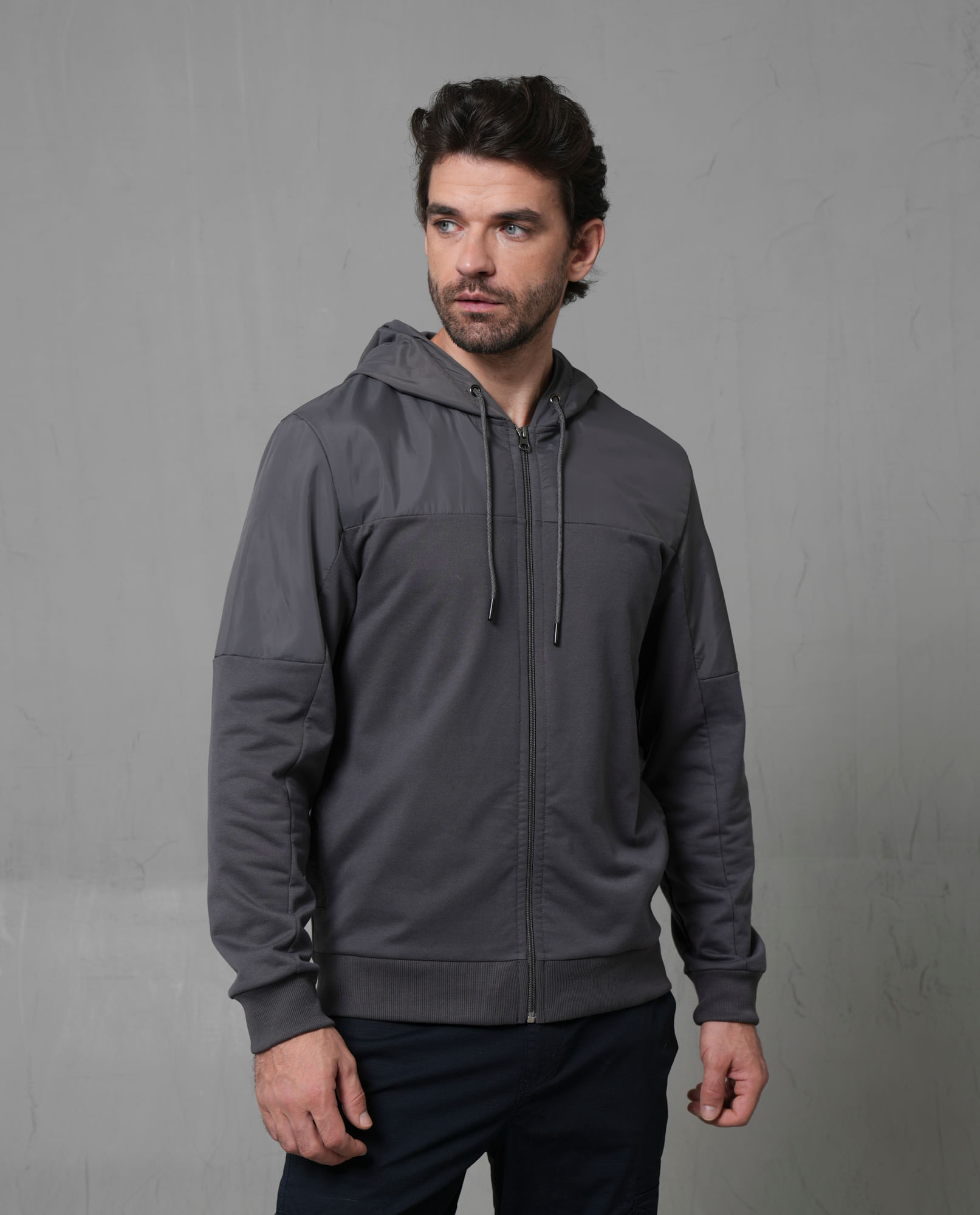 Chaqueta con capucha y apertura de cremallera para hombre