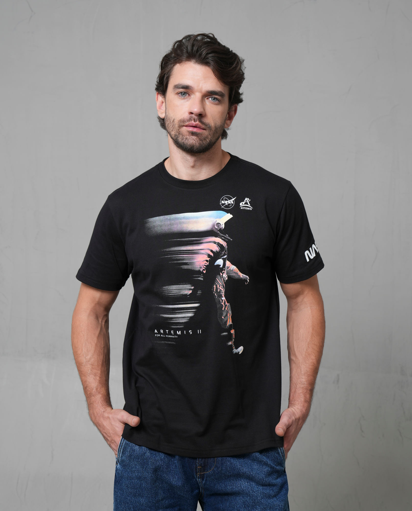 Camiseta con estampado en frente y manga para hombre
