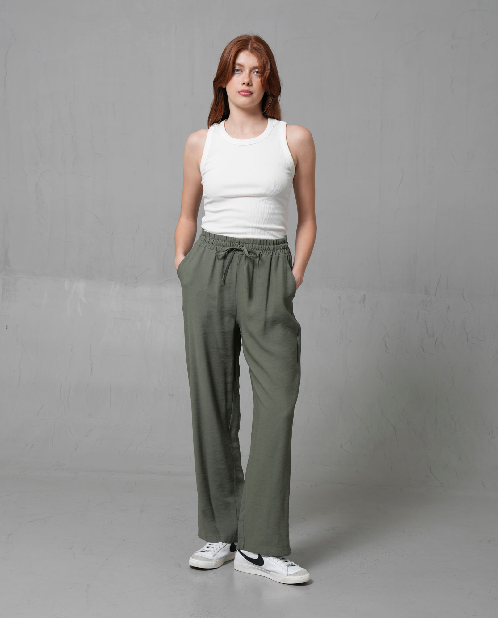 Pantalón con cintura elástica y abertura en bota para mujer